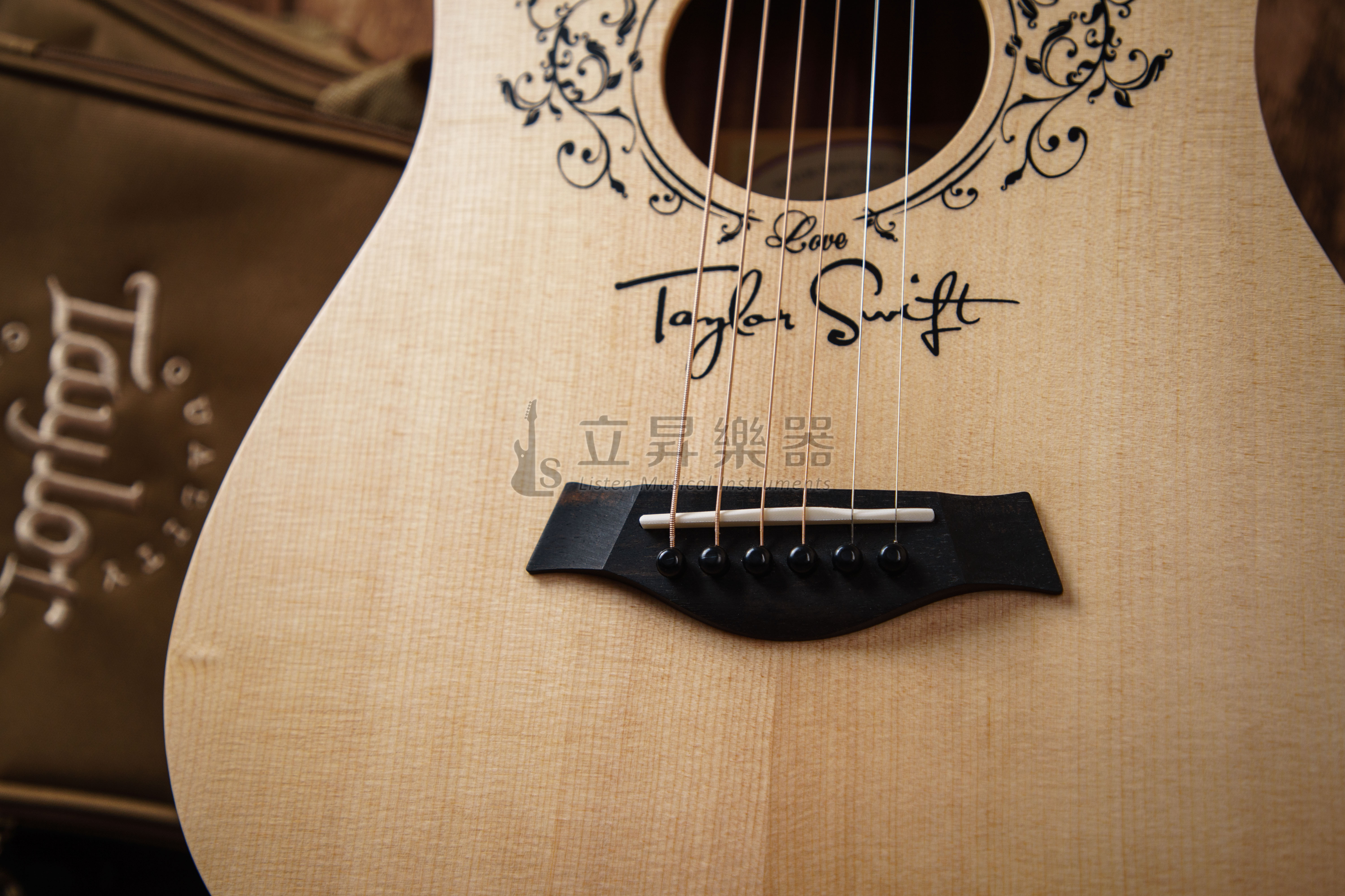 Taylor Taylor TS-BT 34吋 旅行吉他 Taylor Swift 泰勒絲簽名款 Baby Taylor 雲杉面單板 附原廠琴袋 第 3 張圖片｜三峽吉他 / Bass