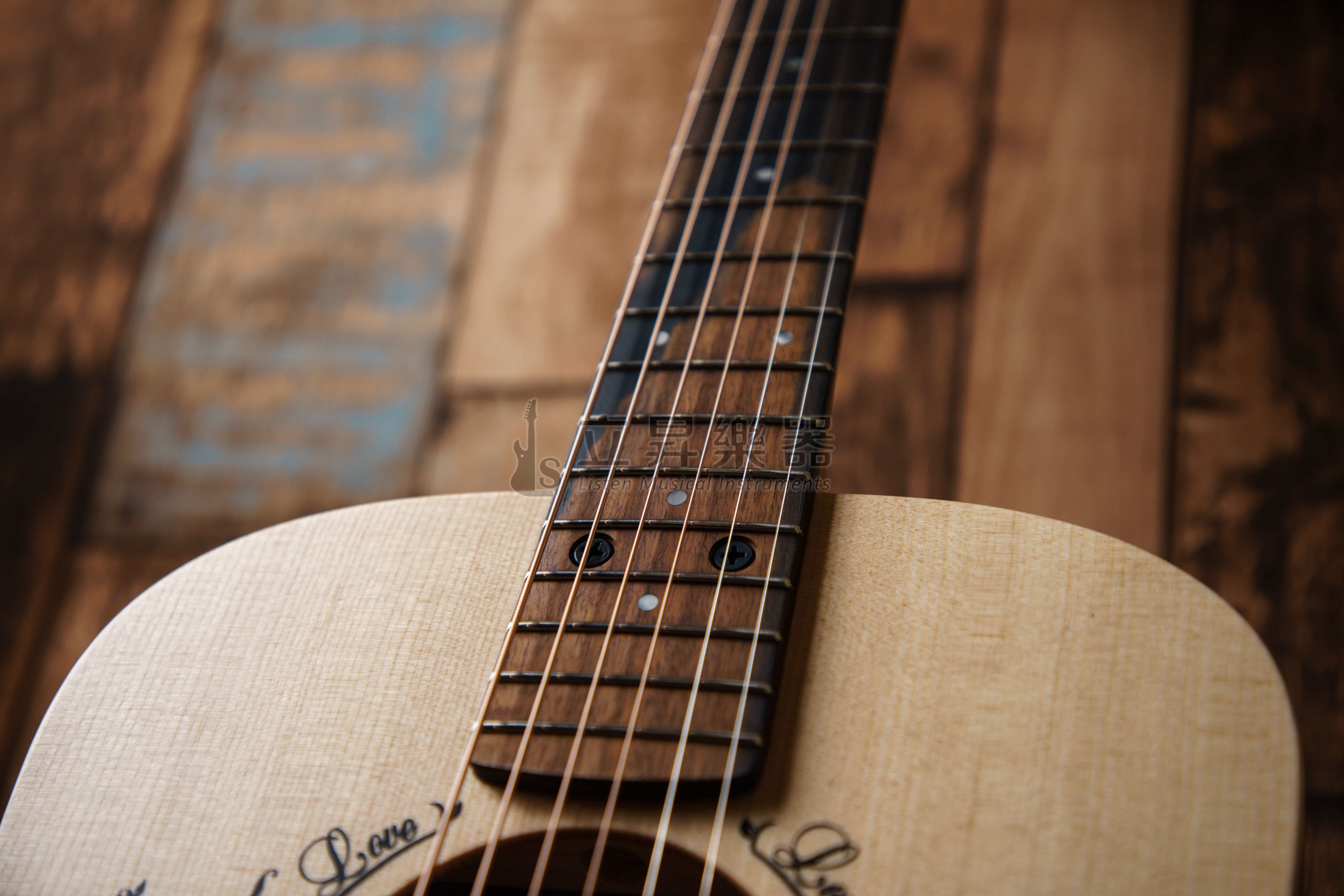 Taylor Taylor TS-BT 34吋 旅行吉他 Taylor Swift 泰勒絲簽名款 Baby Taylor 雲杉面單板 附原廠琴袋 第 4 張圖片｜三峽吉他 / Bass