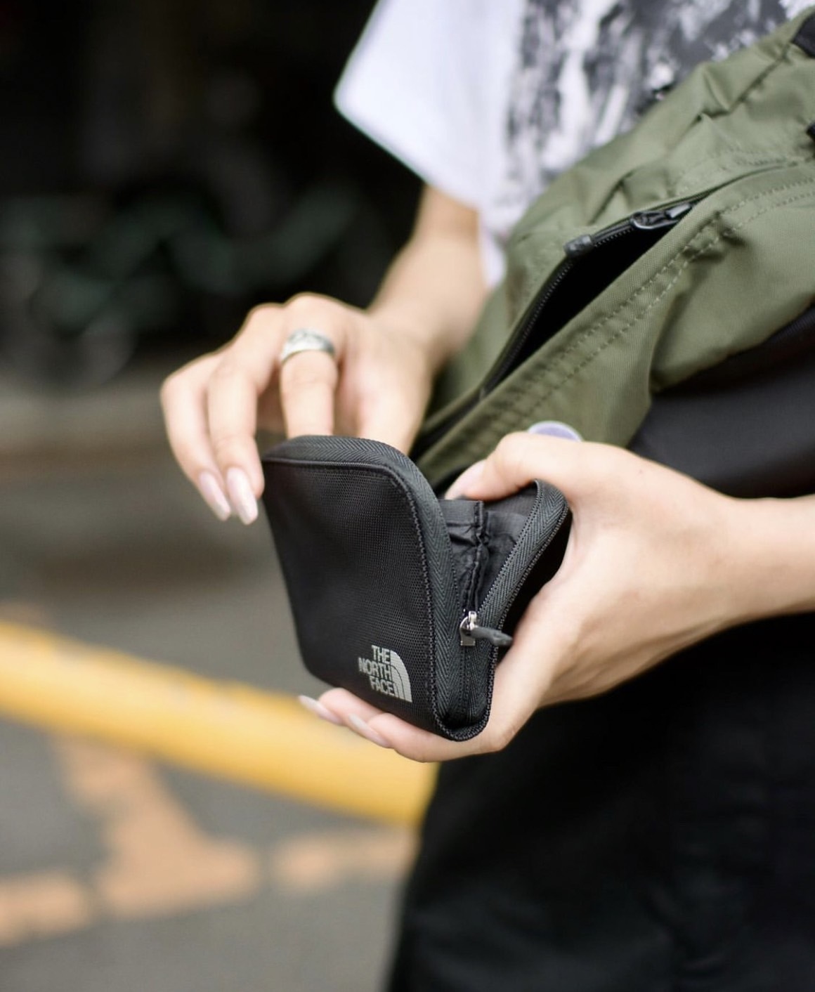 日本 TNF 拉鍊式錢包