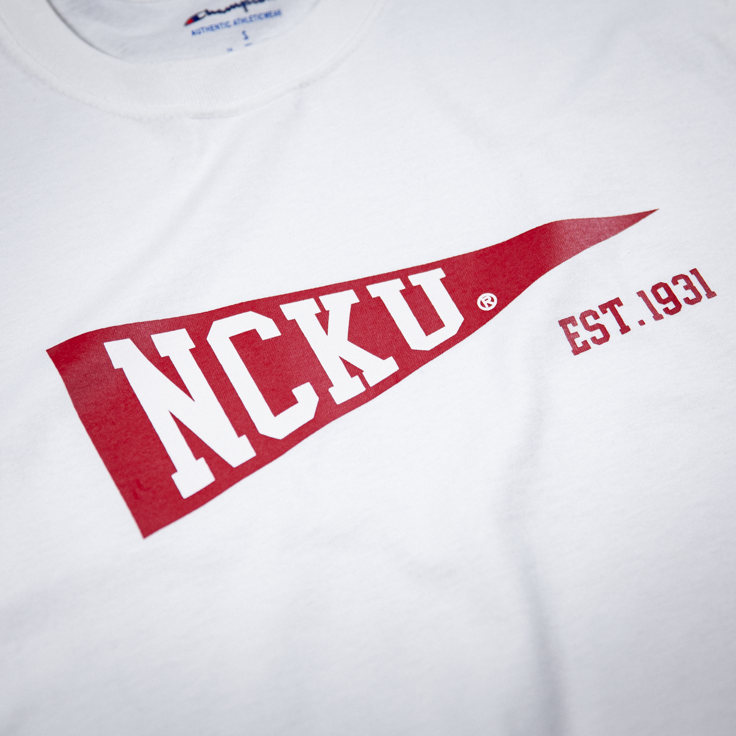Champion® 成功大學 NCKU 三角紀念旗 T-Shirt - (白色)
