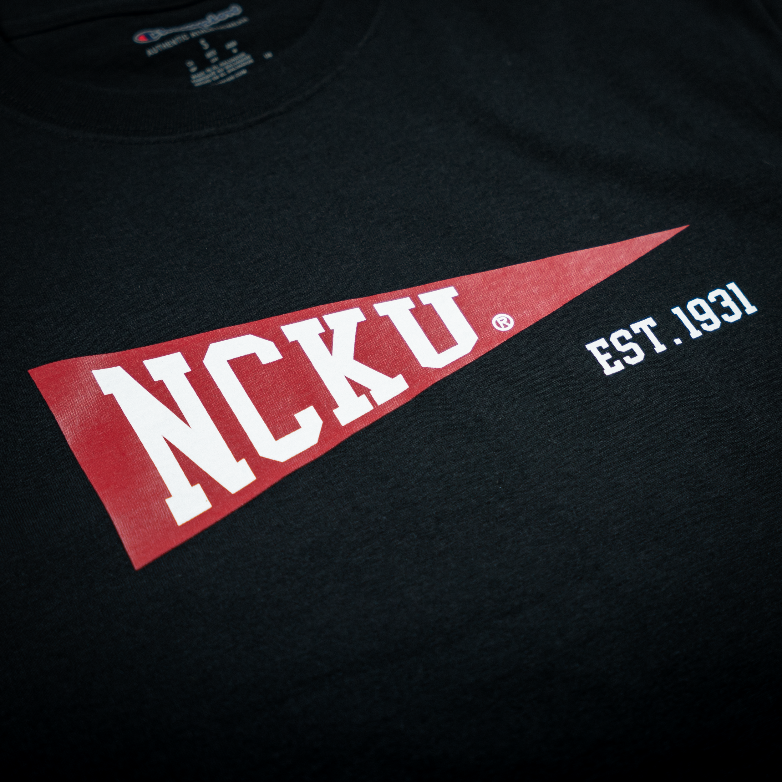 Champion® 成功大學 NCKU 三角紀念旗 T-Shirt - (黑色)