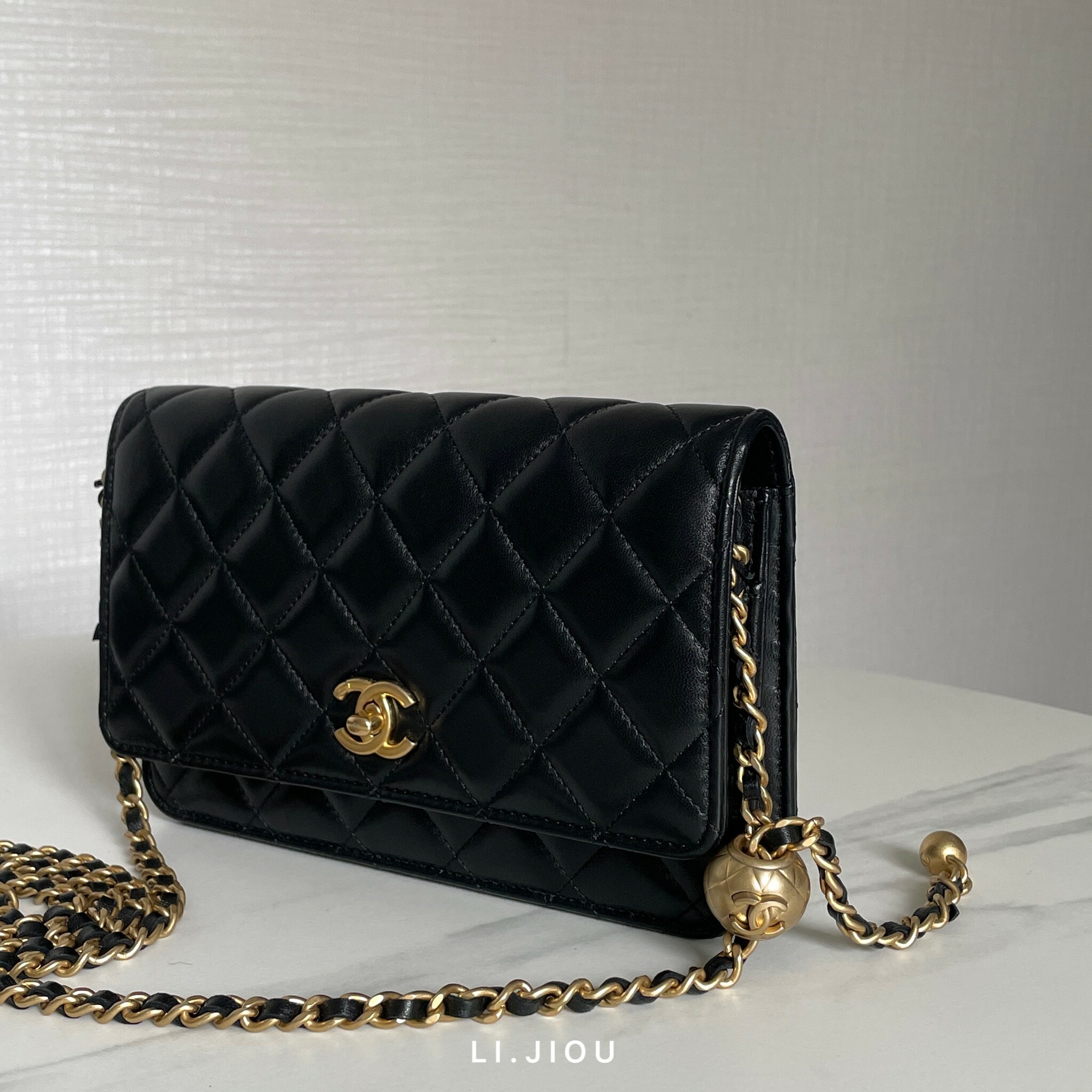 Chanel 黑金釦羊皮 金球 Woc