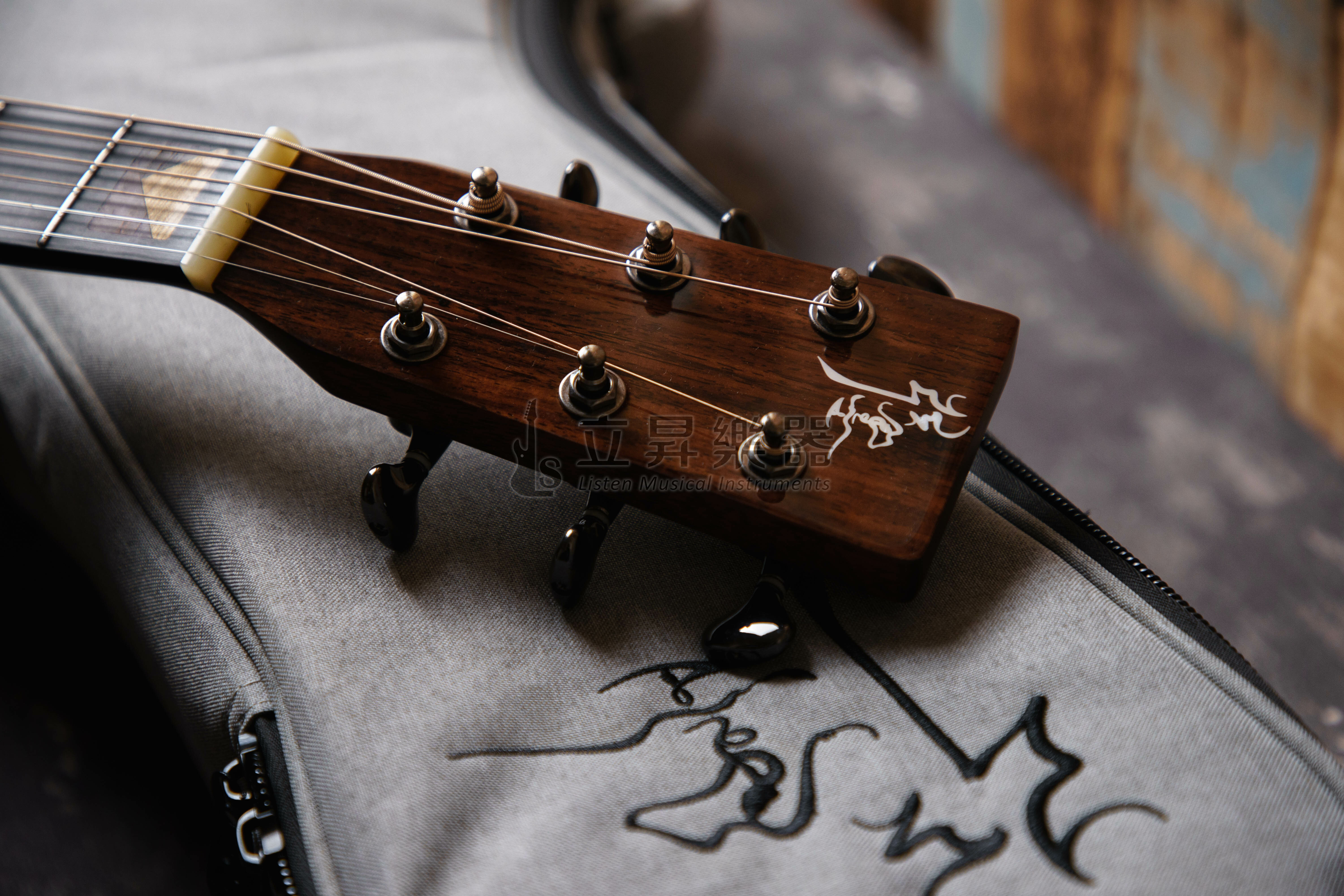 弦墨 西卡春華 40吋 OM桶 全單板木吉他 西堤卡熊爪雲杉面板 附原廠吉他袋 弦墨吉他 第 6 張圖片｜三峽吉他 / Bass