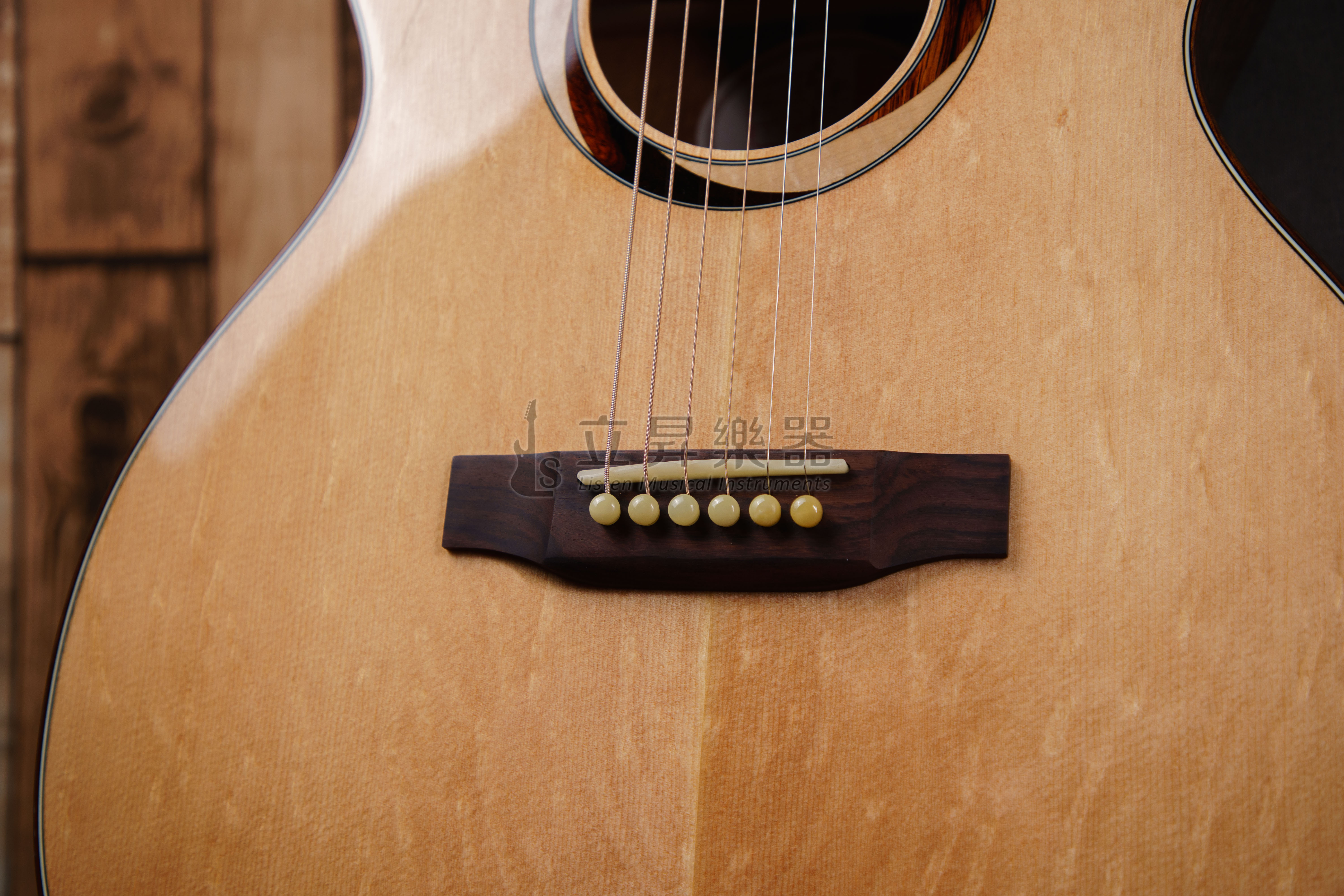 弦墨 西卡春華 40吋 OM桶 全單板木吉他 西堤卡熊爪雲杉面板 附原廠吉他袋 弦墨吉他 第 3 張圖片｜三峽吉他 / Bass