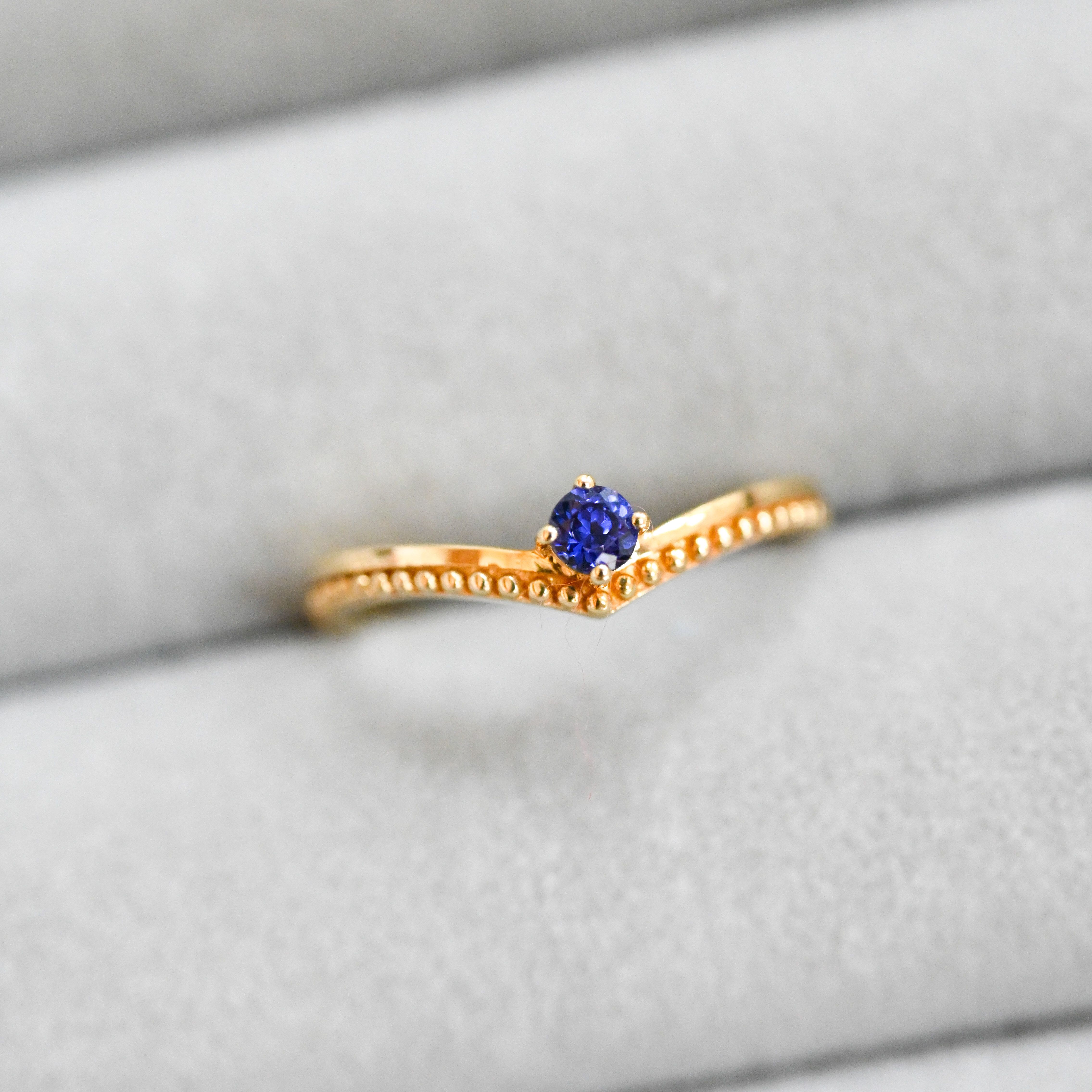 18K V Sapphire RIng
