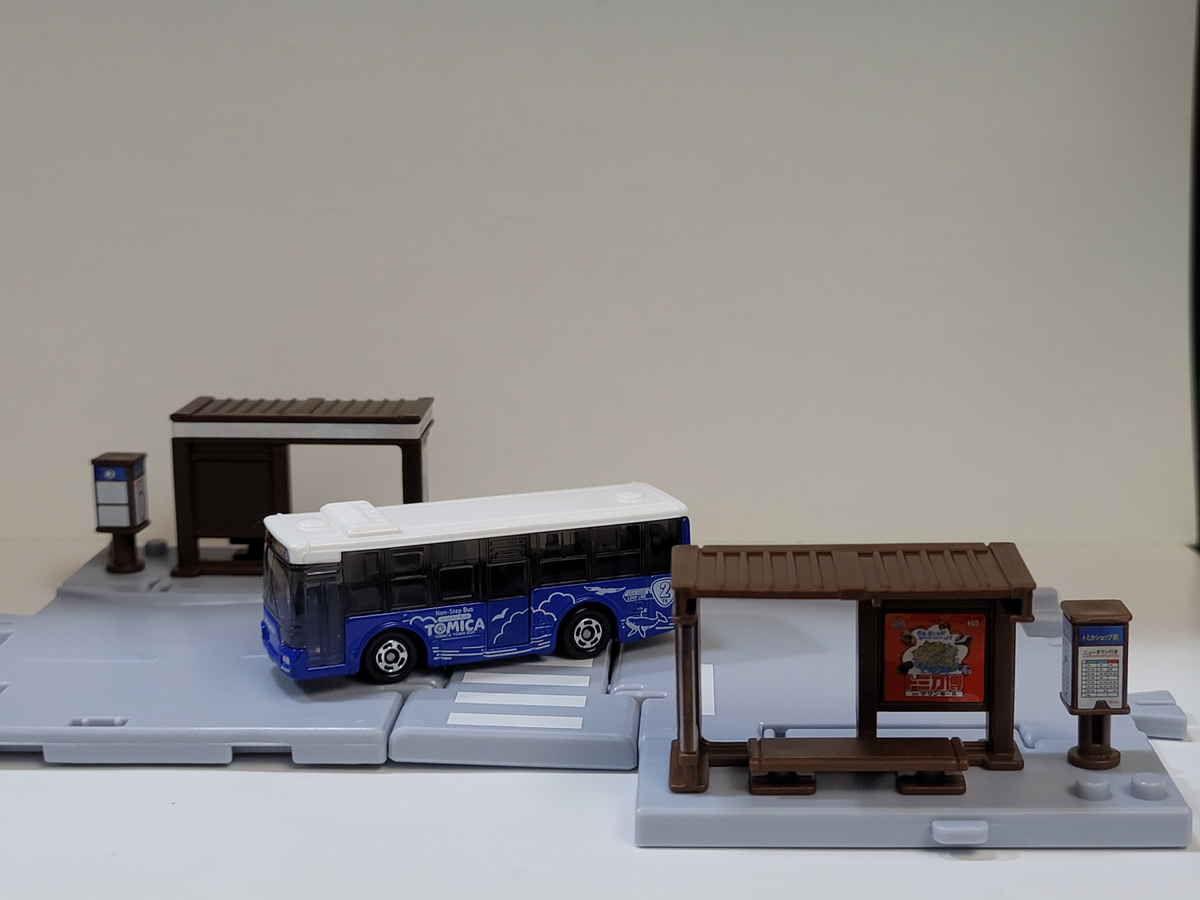 日版Tomica Town Bus Stop with Tomica Mitsubishi Fuso Ae