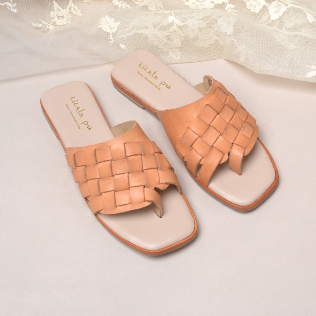 7913 棕色 夾腳手工編織涼鞋