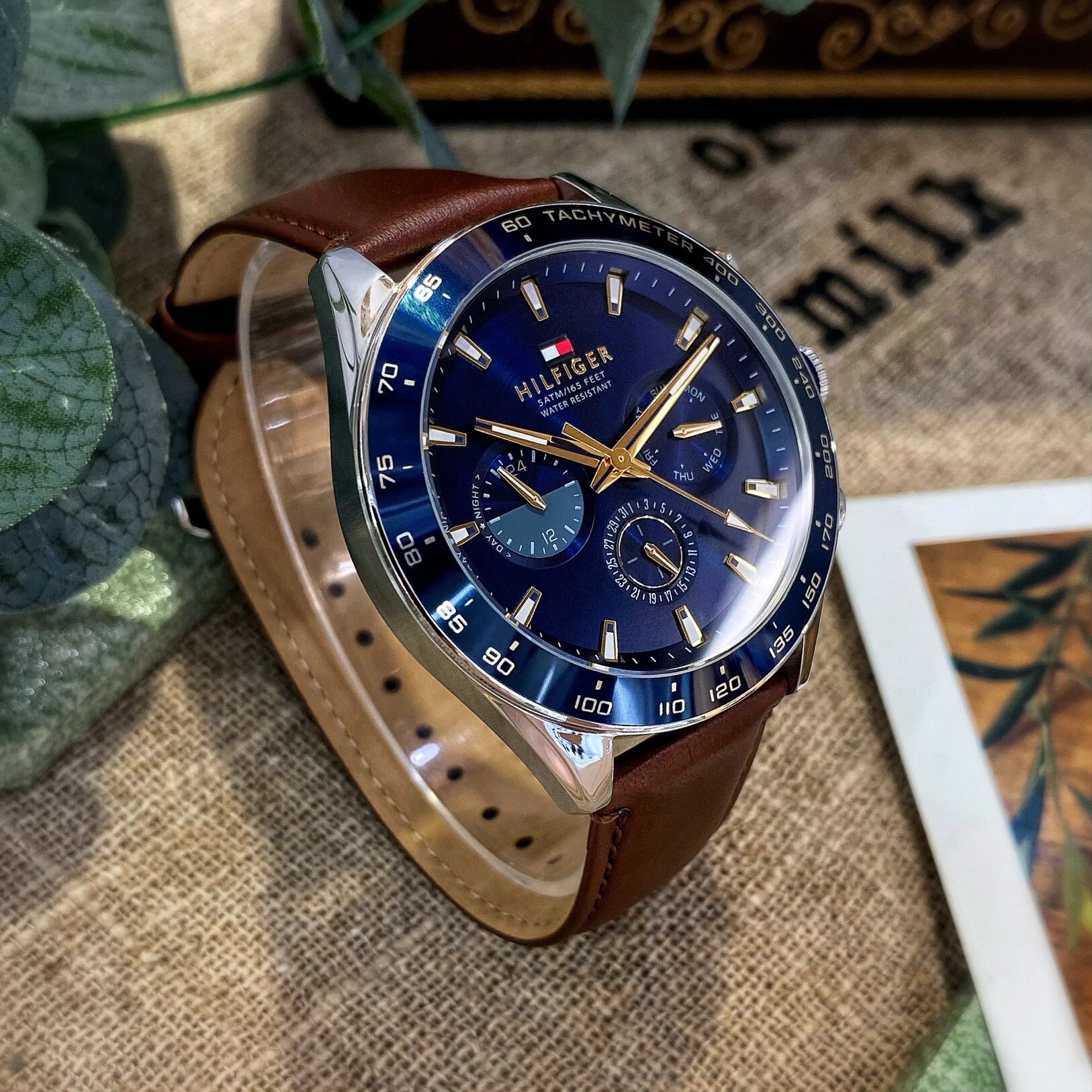【Tommy Hilfiger】美式休閒三環皮革腕錶 1791965 46mm  現代鐘錶