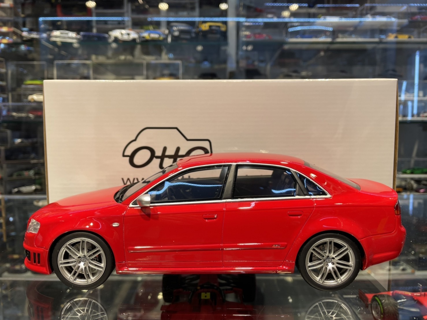 OTTO OT400 Audi RS4 B7 4.2 FSI 1/18 (樹酯車)