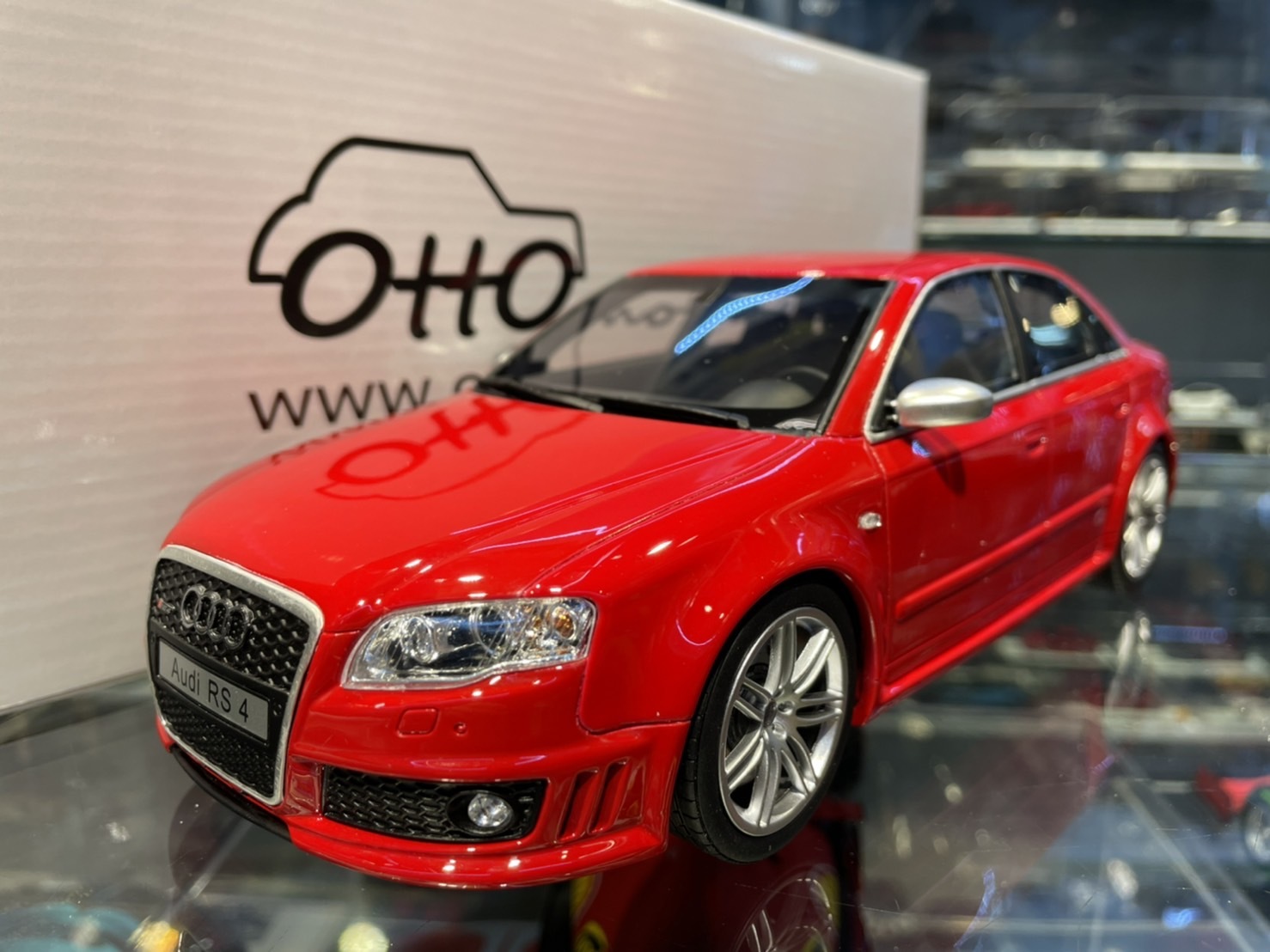 OTTO OT400 Audi RS4 B7 4.2 FSI 1/18 (樹酯車)