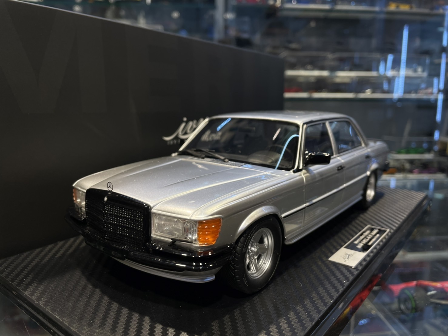 IVY Model IM1803-B Mercedes 450SEL 銀色1/18 (樹酯車)