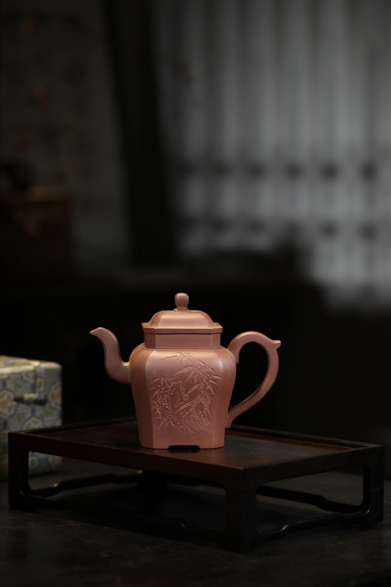 【高八方(竹因有節)】--口蓋合一，剛柔相襯，其壺蓋方向均可任意變換，並與壺口嚴密吻合，上下、左右亦是兩兩對稱