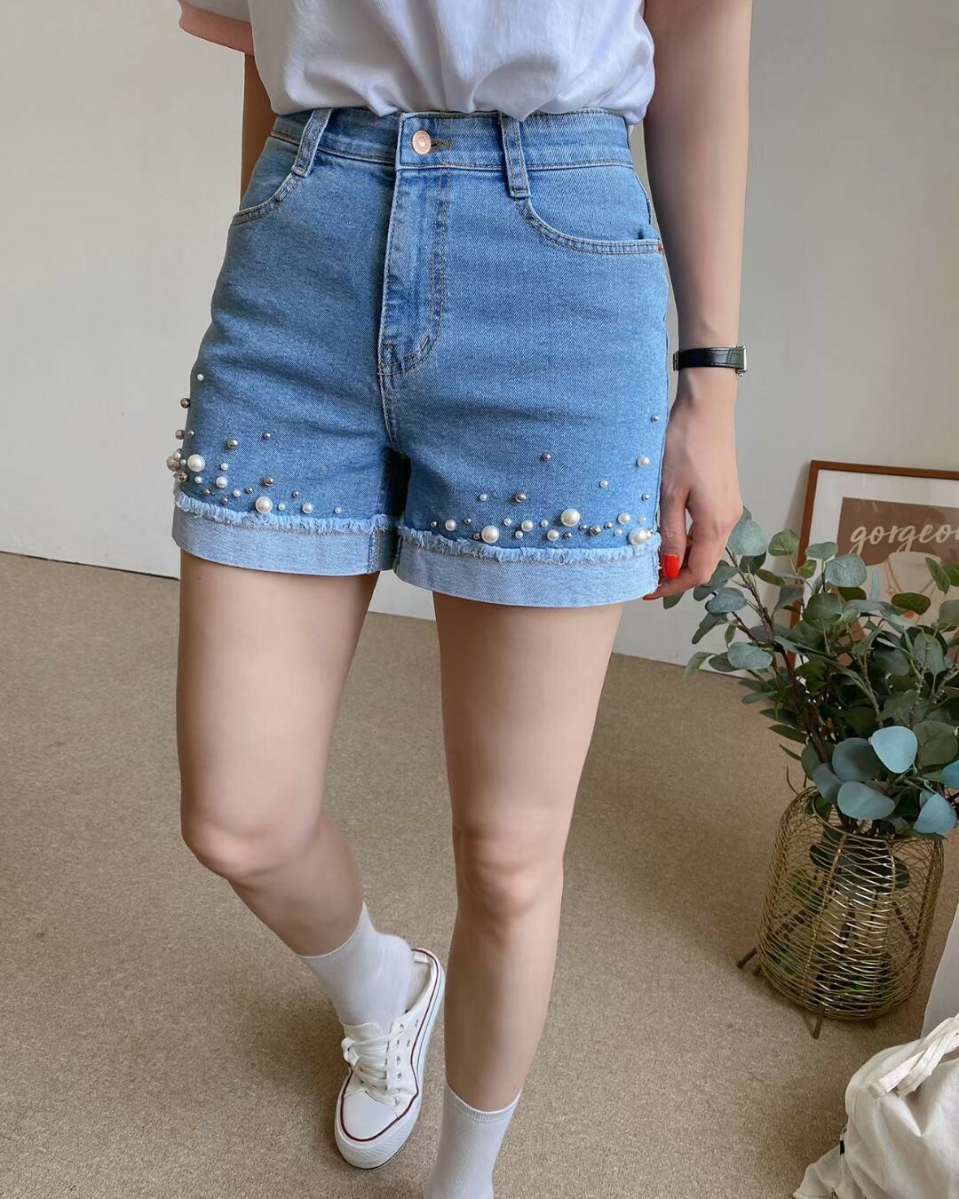2207080-9291單釦反摺褲腳珍珠牛仔短褲  L號現貨