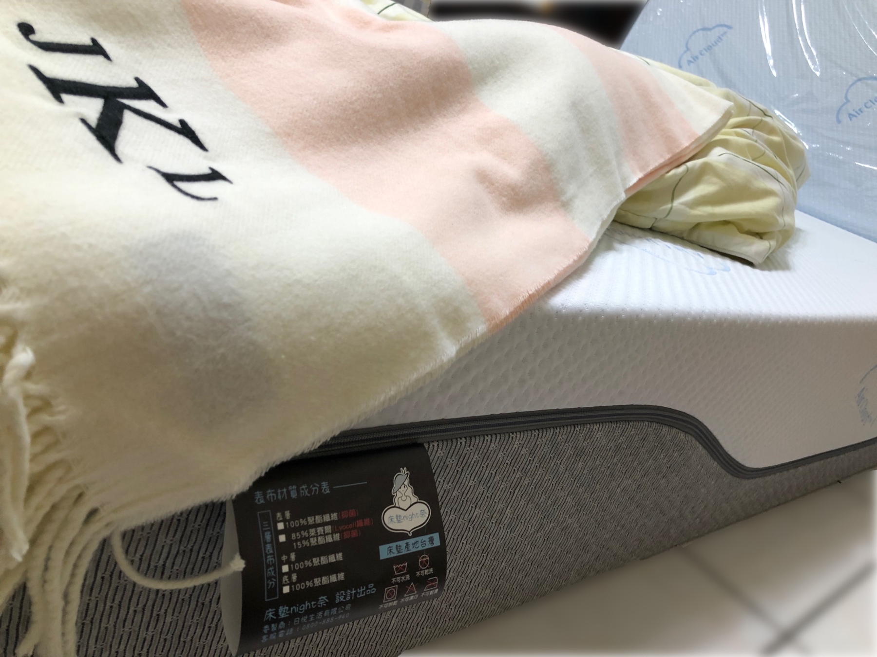 奈奈布丁床墊側面標籤