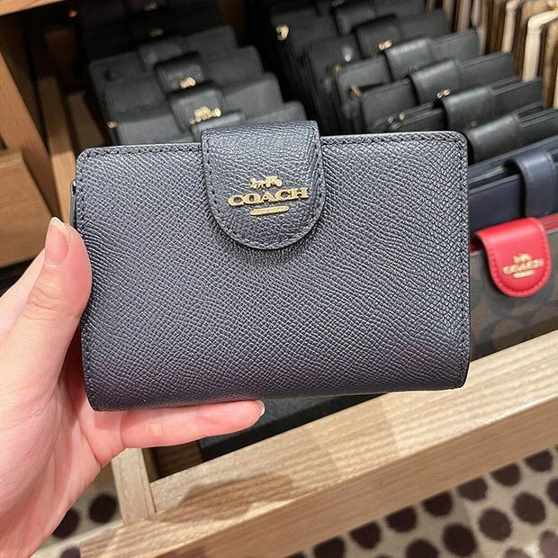 [5/6截] 實用十字紋牛皮 Coach 中銀包（此為預訂商品，如同一訂單中有其他現貨商品，現貨商品會安排先行寄出。）