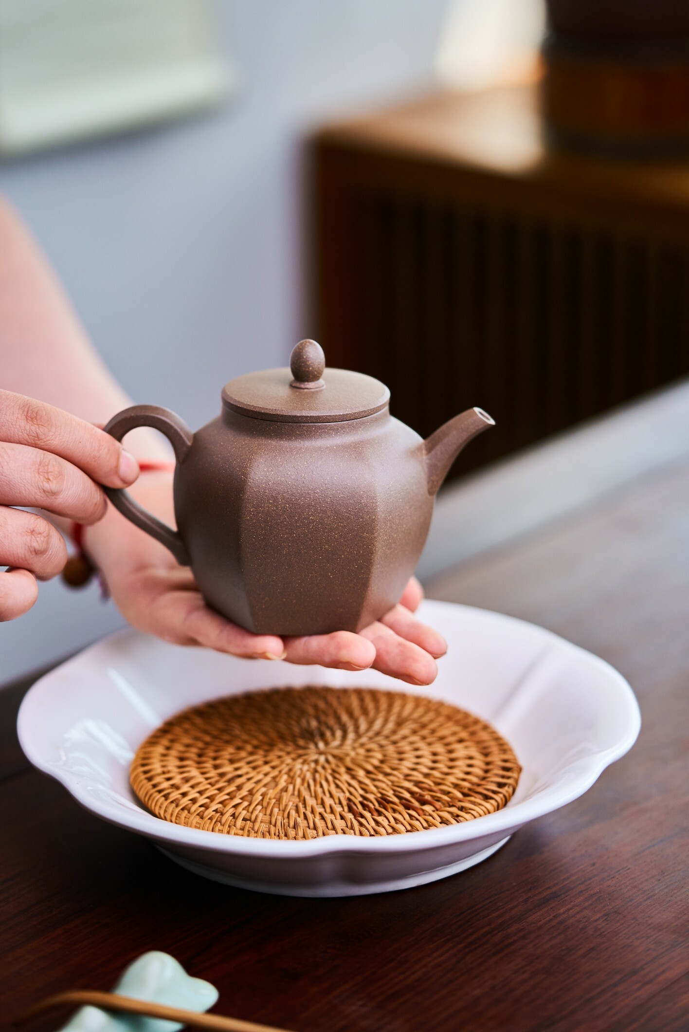 【君玉】-- 壺身呈混六方造型，圓潤沉穩，端莊大方，壺身點線面，結合完美