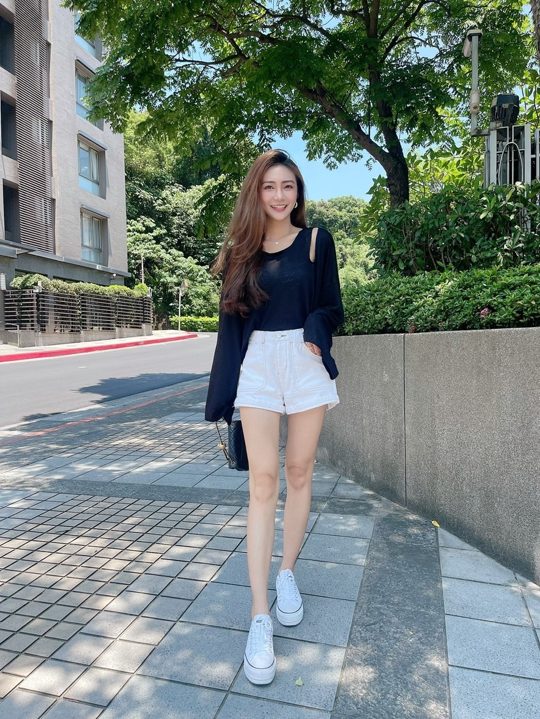 🔥06.29直播新品］💥夏天必收它］🇰🇷正韓超薄左挖肩透視感英文logo寬鬆防曬衣（質感黑/兩色）