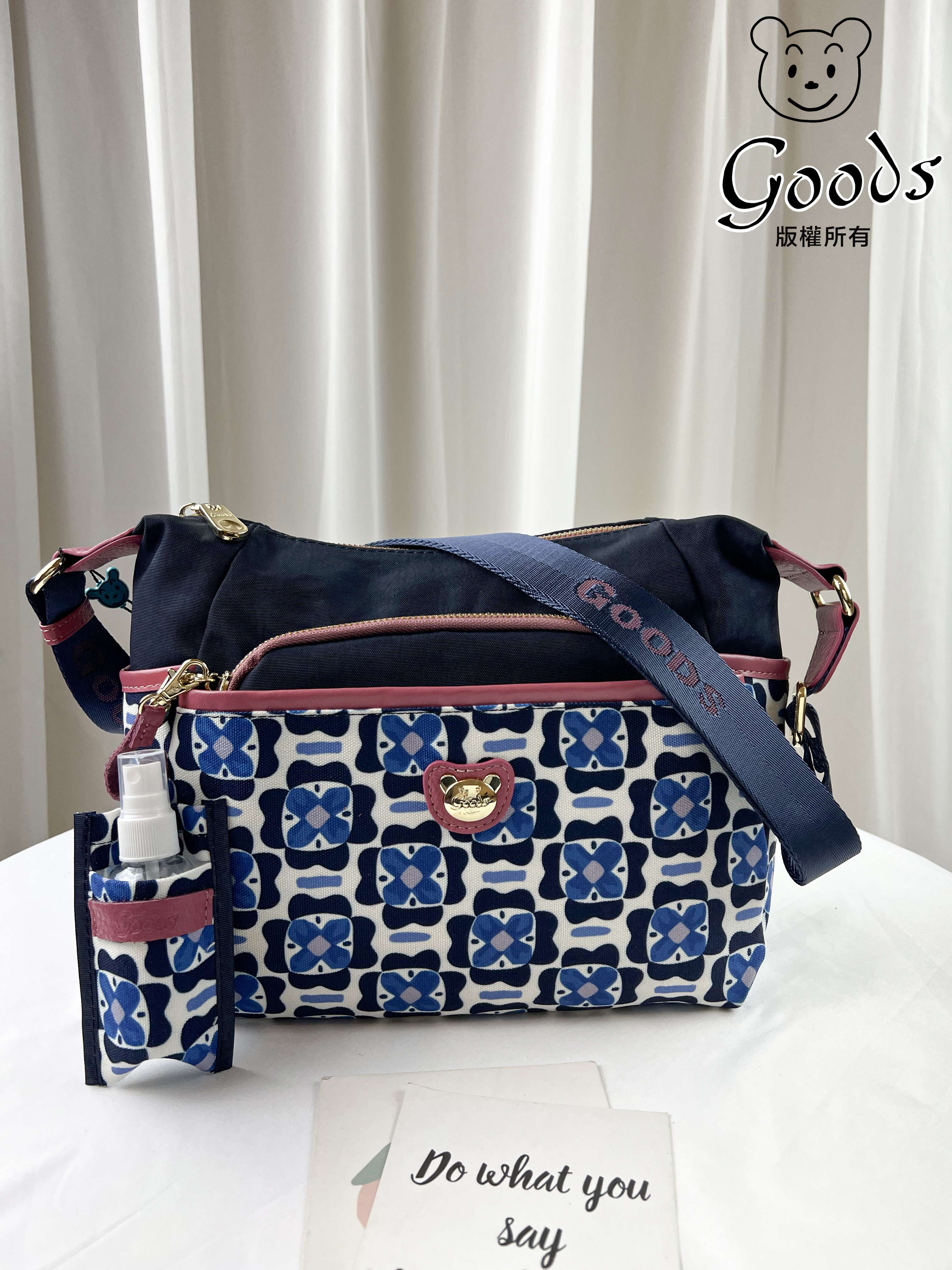 GOODS 水洗藍花朵防潑水側背包 附酒精保護套+酒精瓶   #6153