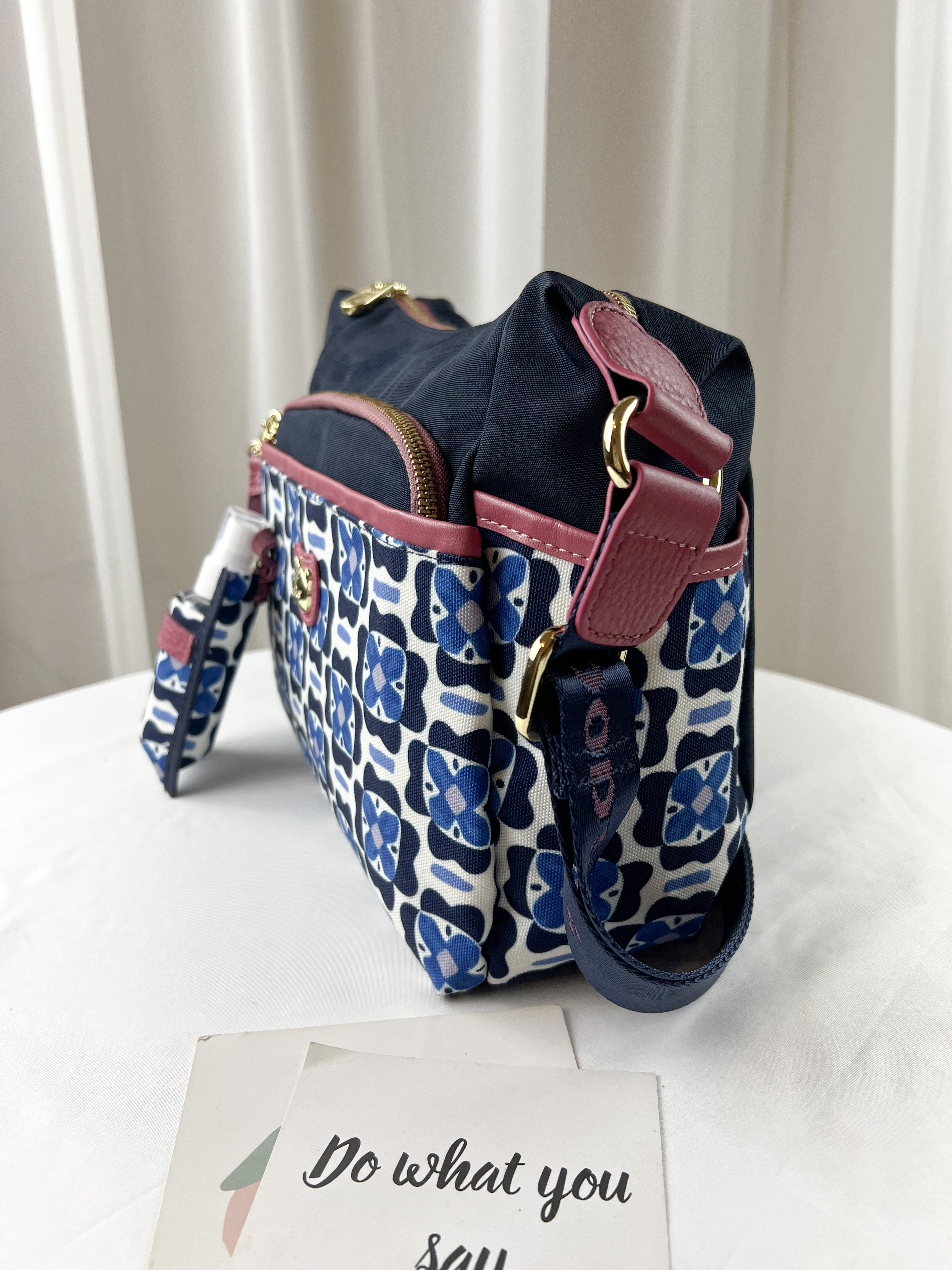 GOODS 水洗藍花朵防潑水側背包 附酒精保護套+酒精瓶   #6153