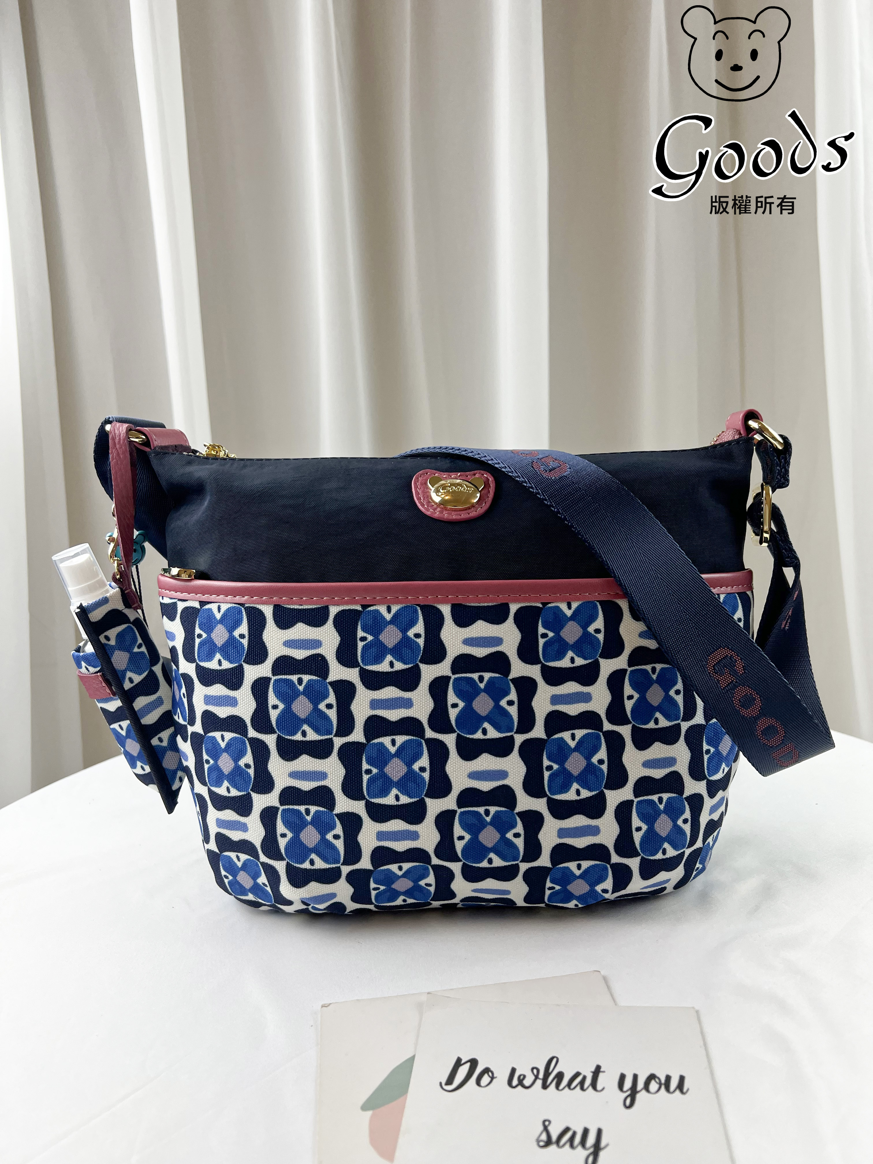 GOODS 水洗藍花朵防潑水側背包 附酒精保護套+酒精瓶   #2802