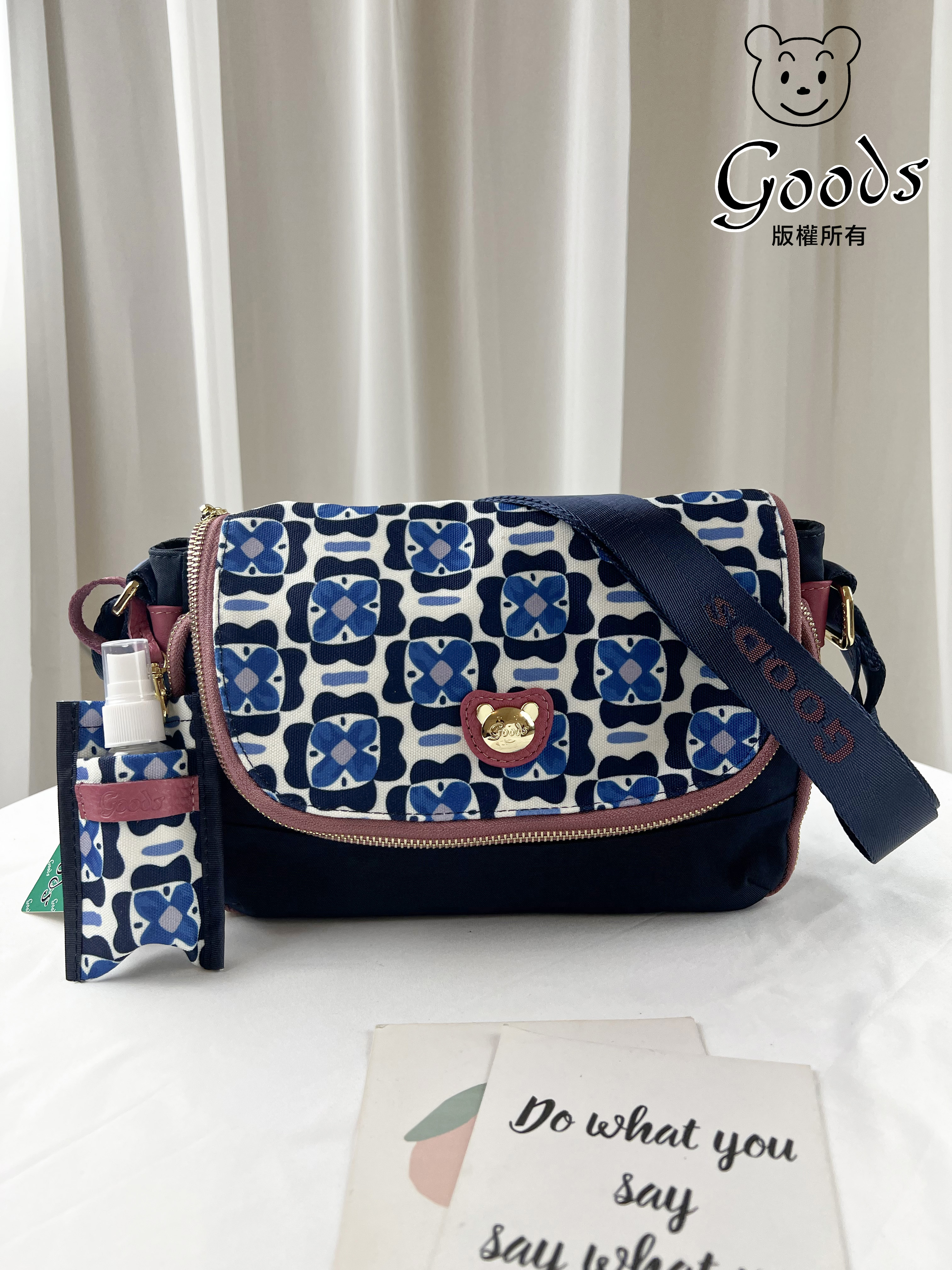 GOODS 水洗藍花朵防潑水側背包 附酒精保護套+酒精瓶 #2253