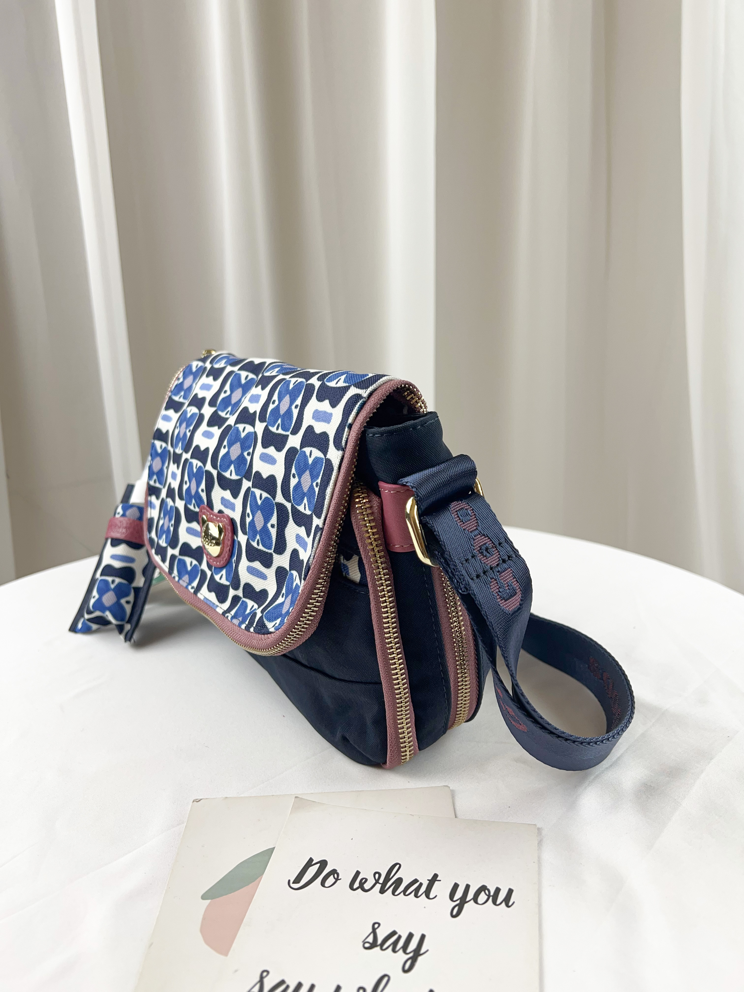 GOODS 水洗藍花朵防潑水側背包 附酒精保護套+酒精瓶 #2253