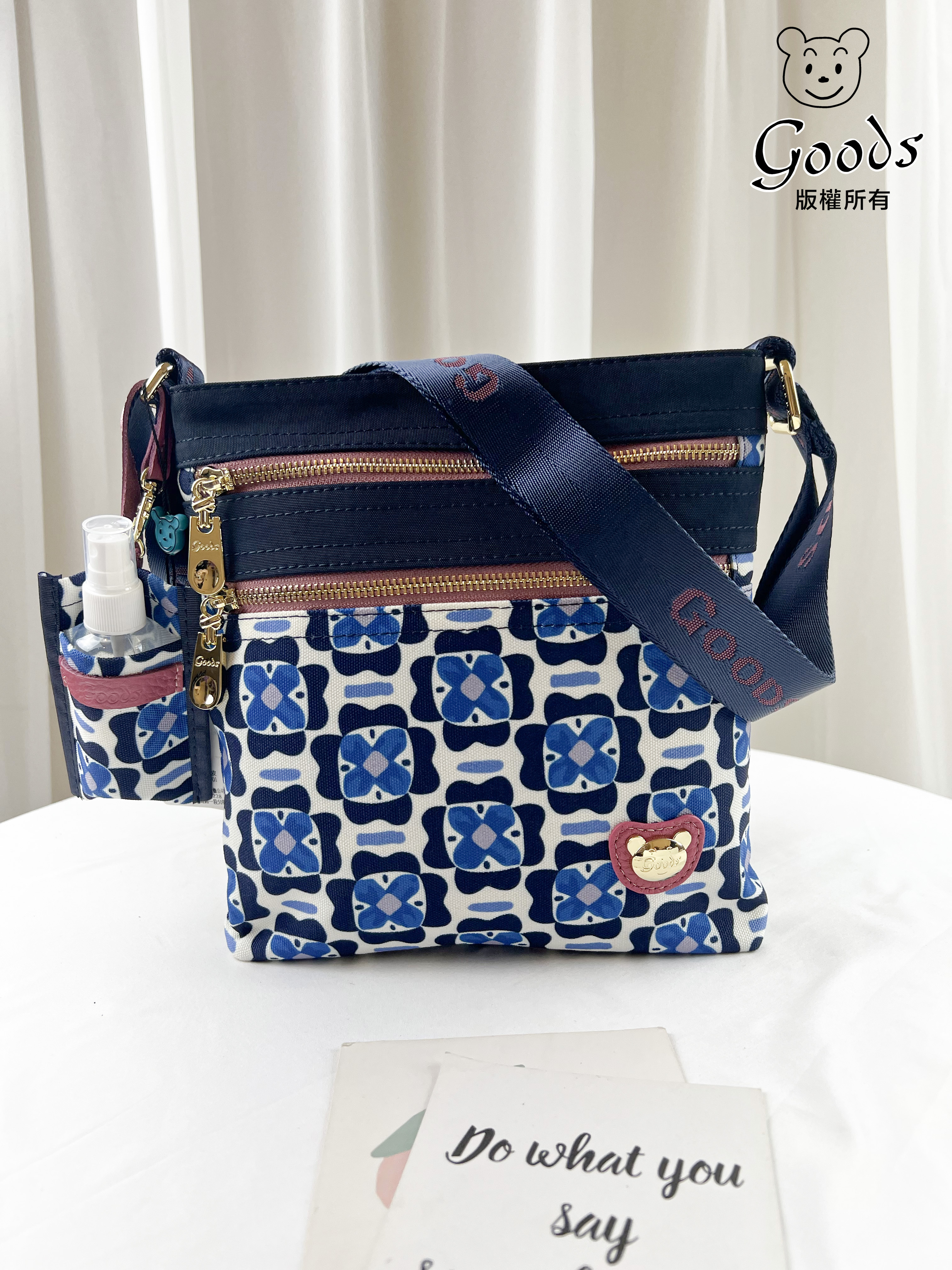 GOODS 水洗藍花朵防潑水側背包 附酒精保護套+酒精瓶 #2679