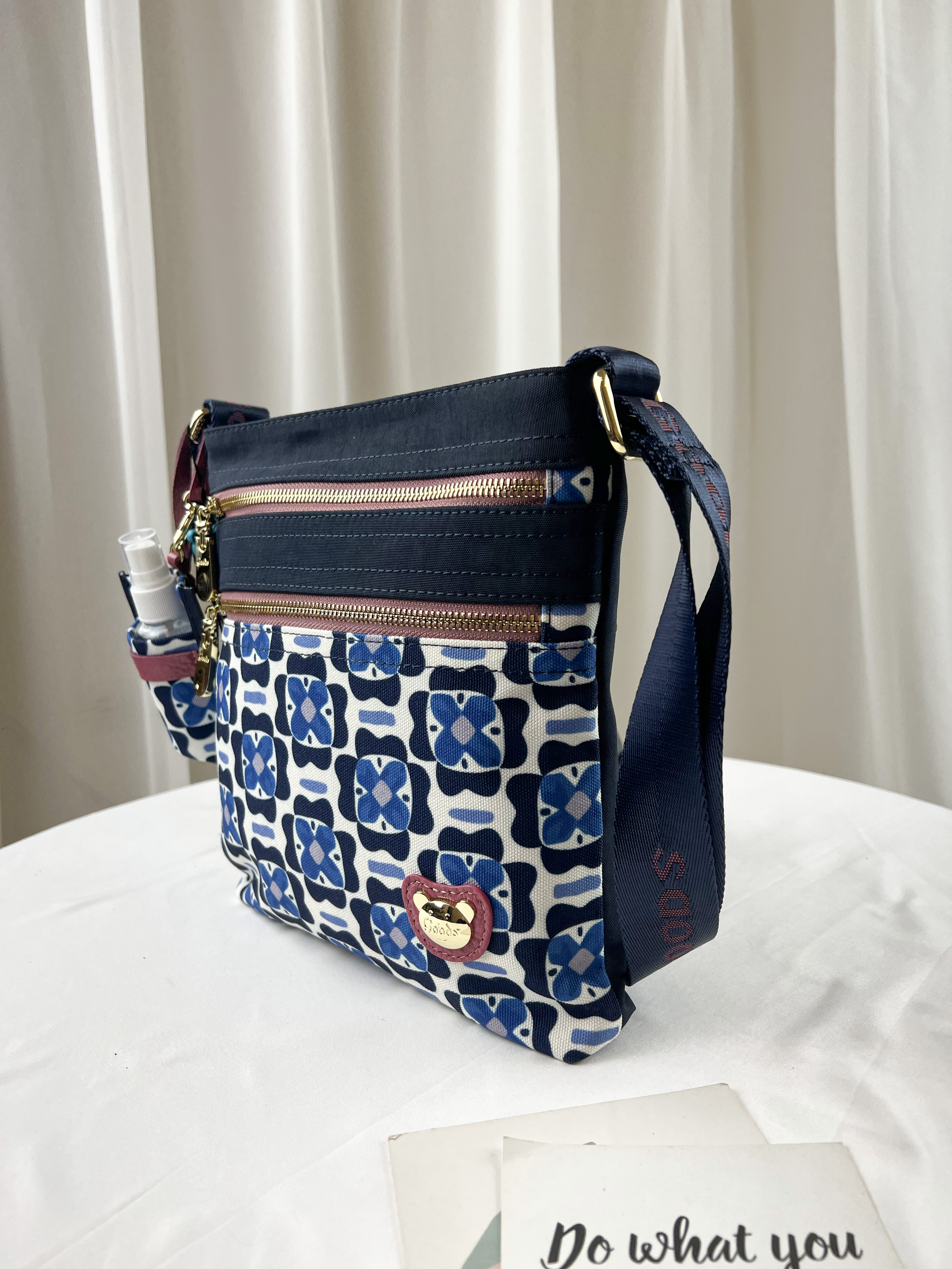 GOODS 水洗藍花朵防潑水側背包 附酒精保護套+酒精瓶 #2679