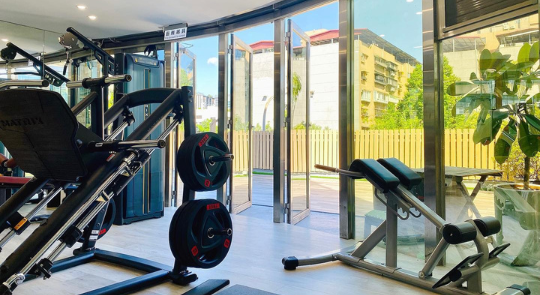 健身房擁有戶外大露臺，採光明亮