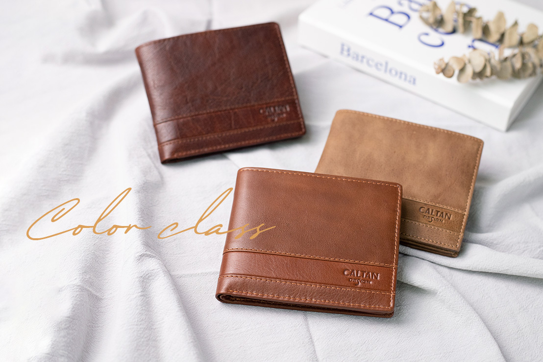 皮夾 短夾放在白色棉麻布上