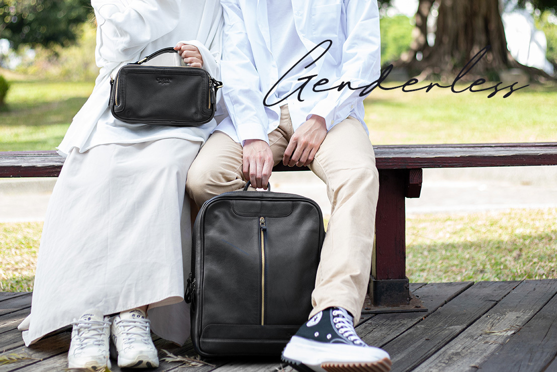 一男一女 坐在長凳上 在公園坐著 拿著包包