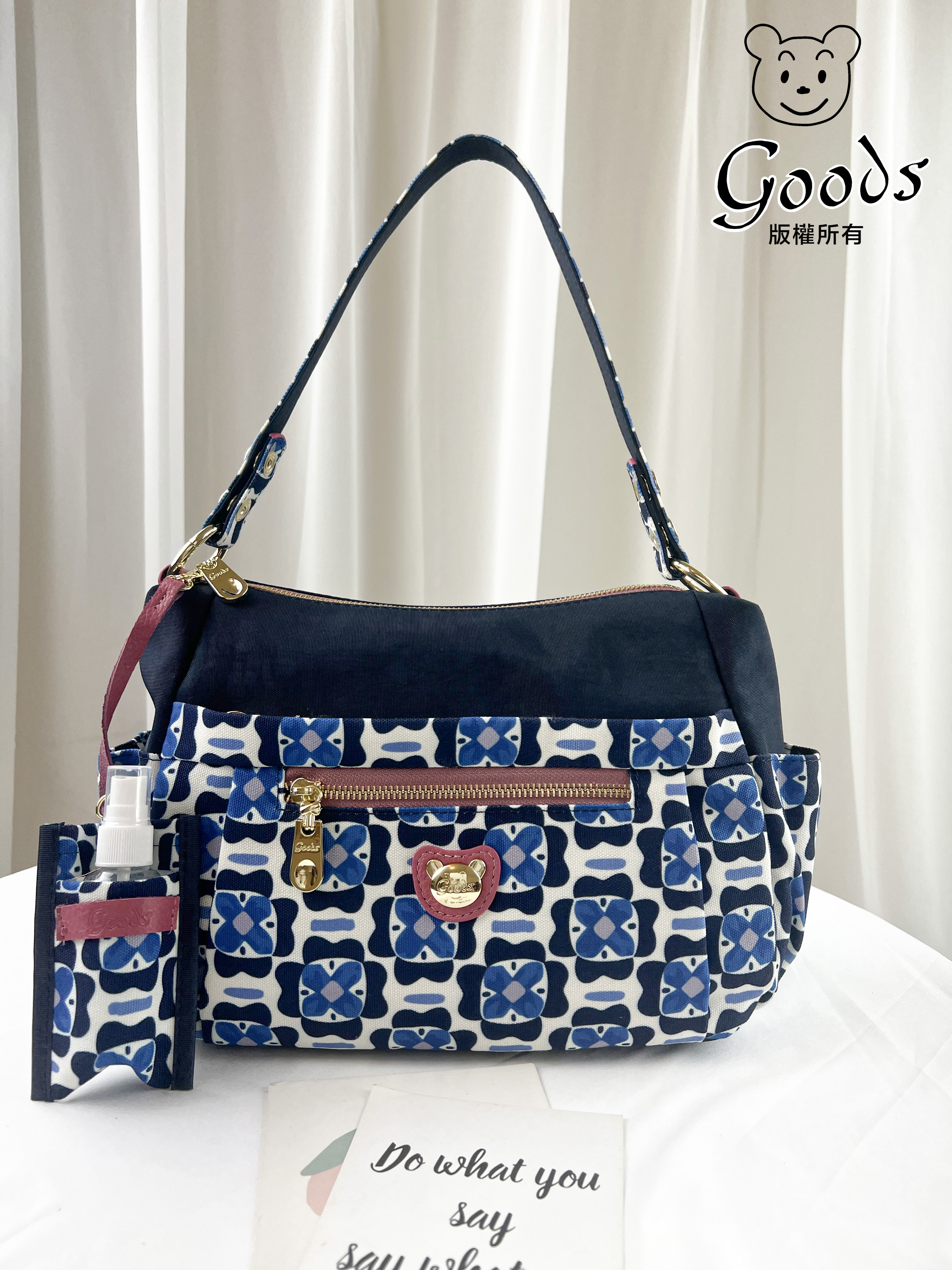 GOODS 水洗藍花朵防潑水肩背包 / 側背包  附酒精保護套+酒精瓶  #6139