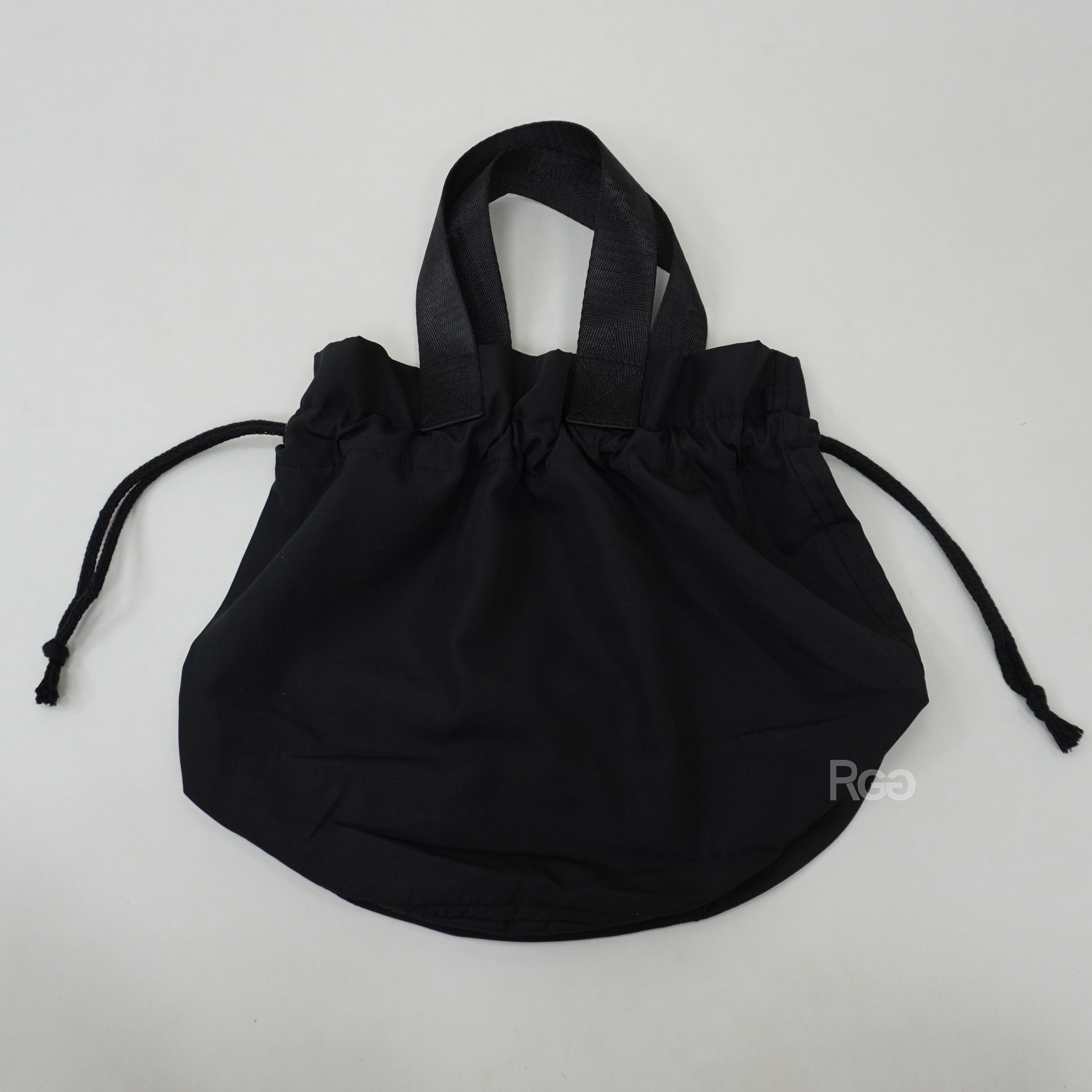 UA防撕裂抽繩提袋黑色平拍照