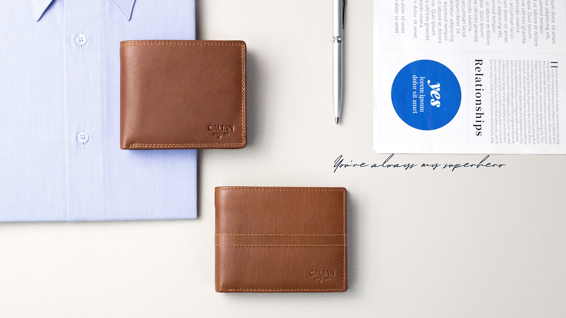 兩個咖啡色短夾 放在白桌上