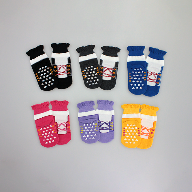 鞋帶造型。寬口短襪。220