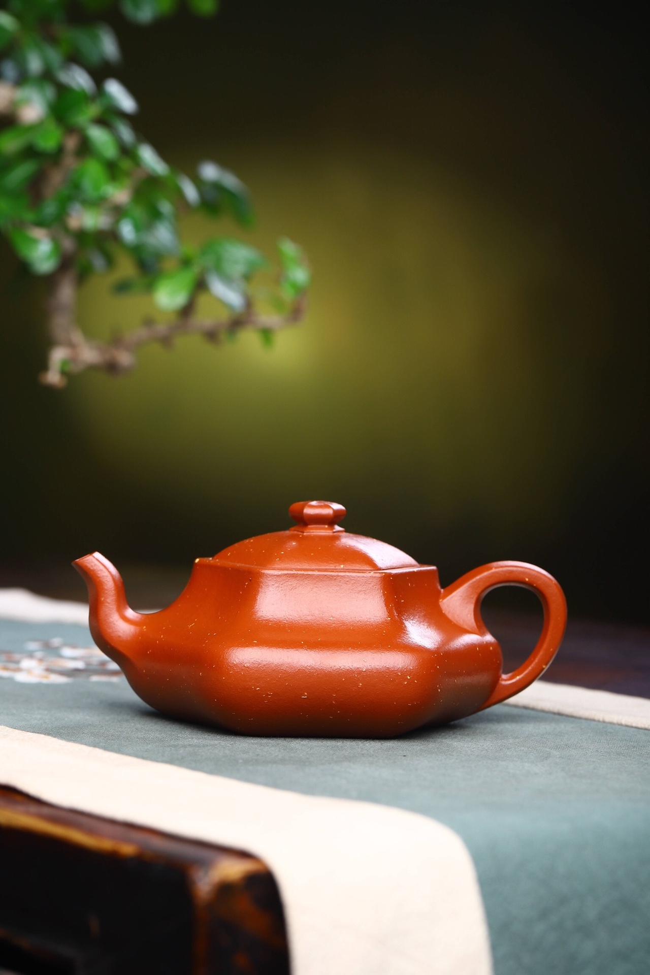 【賢者六方】-- 此壺層次感極強，舒展的壺把與窈窕的壺流，是壺提氣的關鍵。