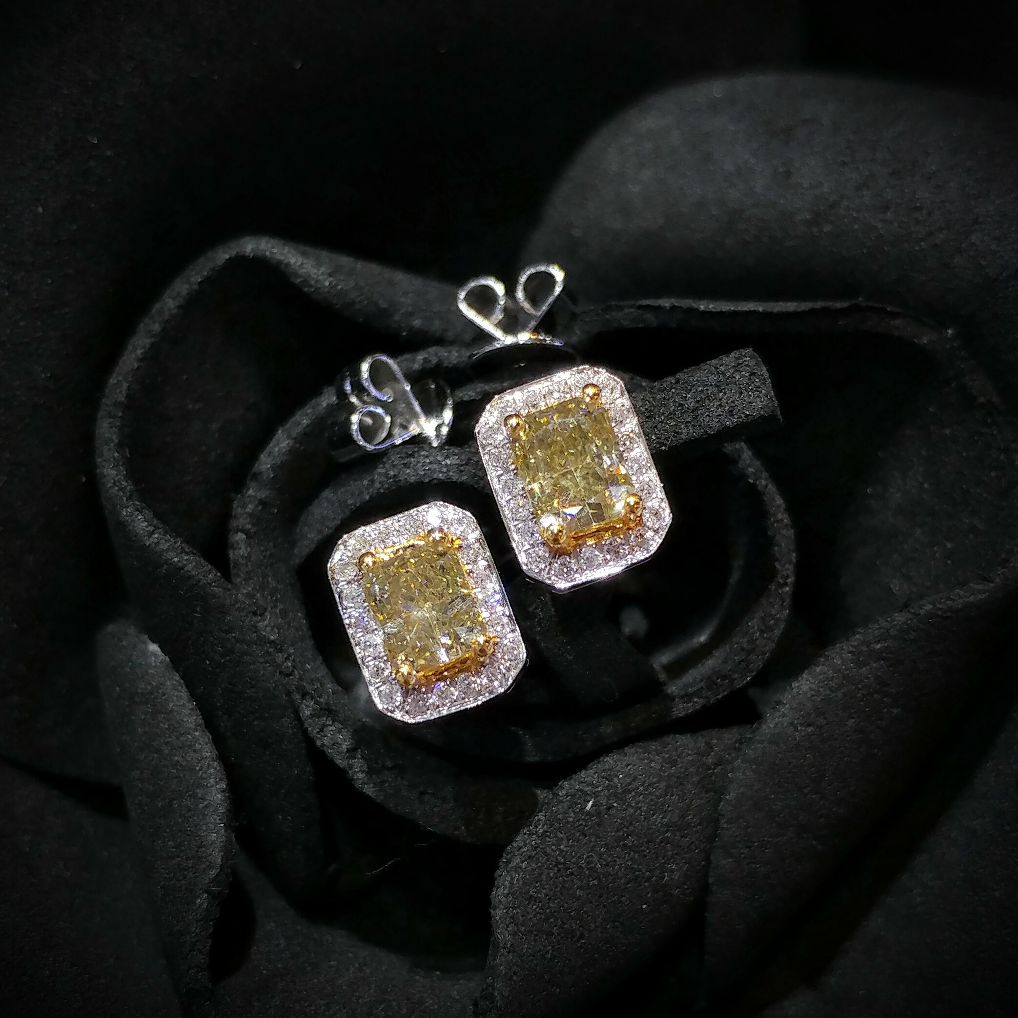 18K White Gold 1.05ct Fancy Yellow Green Radiant Cut Diamond Earrings