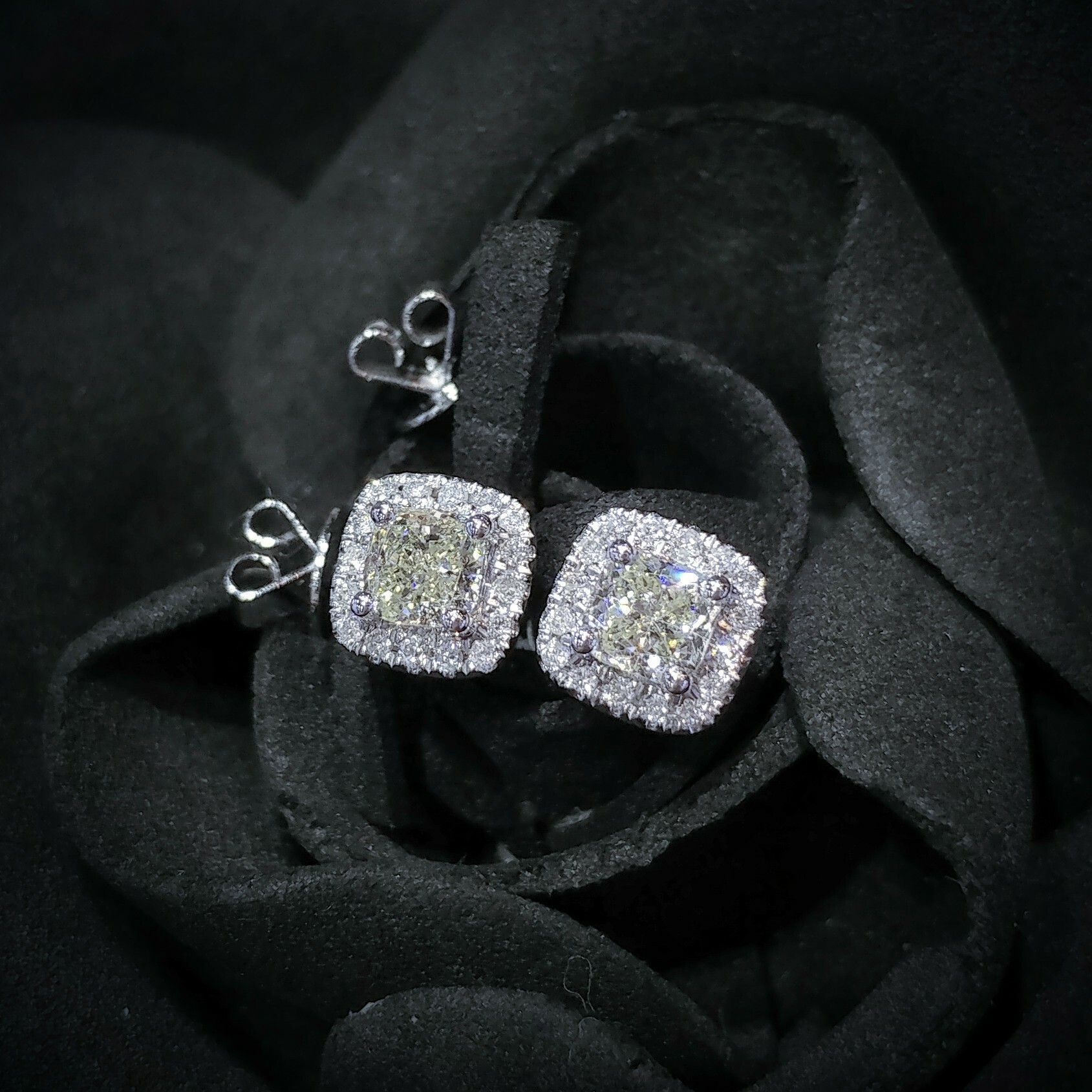 18K White Gold 0.81ct Cushion Cut Diamond Earrings