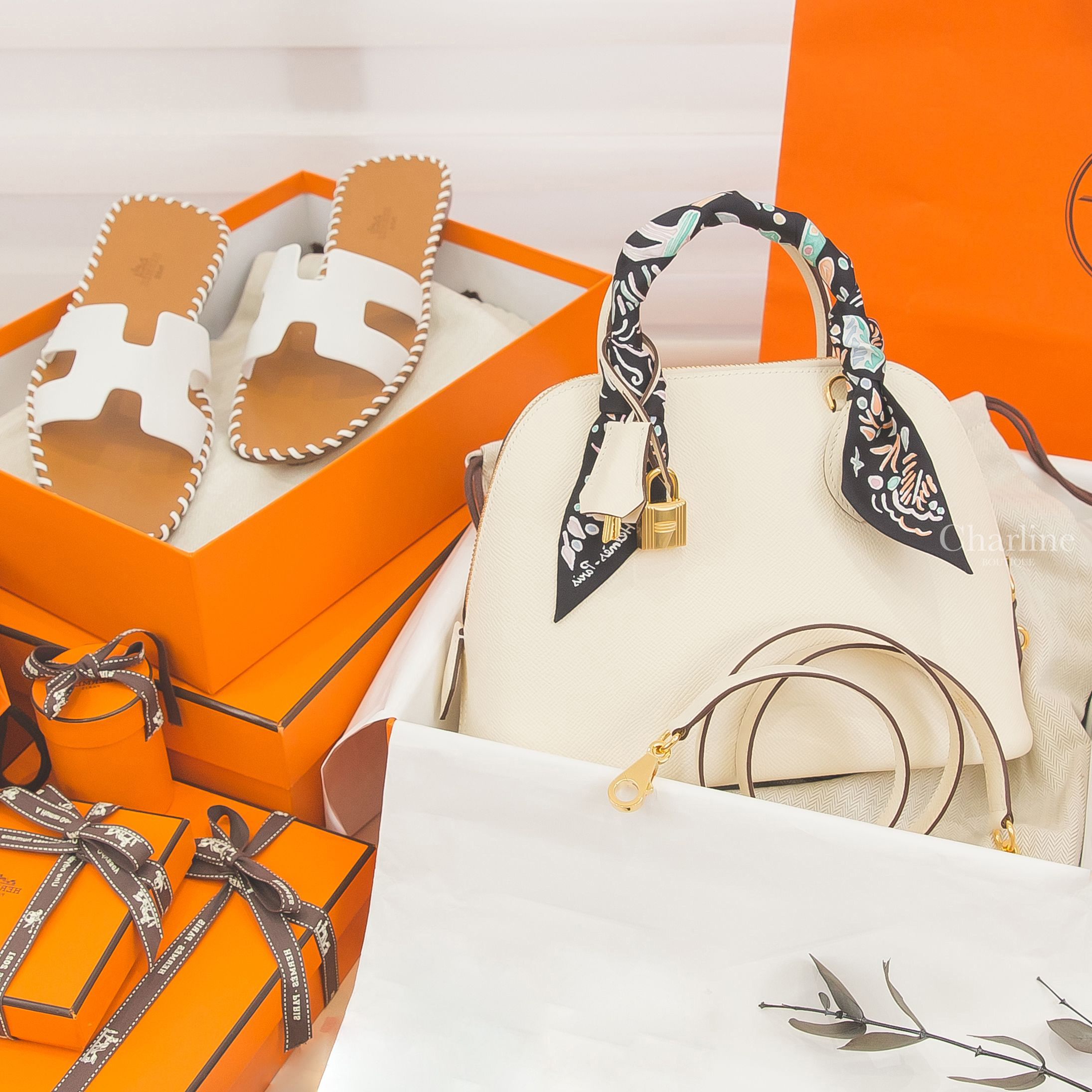 Hermès Bolide 25cm I2 Nata 奶油白金釦,Hermès Sandals 白色牛皮H編織滾邊平底拖鞋,Hermès Twilly 黑色/綠色/玫瑰粉春天島嶼絲巾-Charline Boutique 精品代購