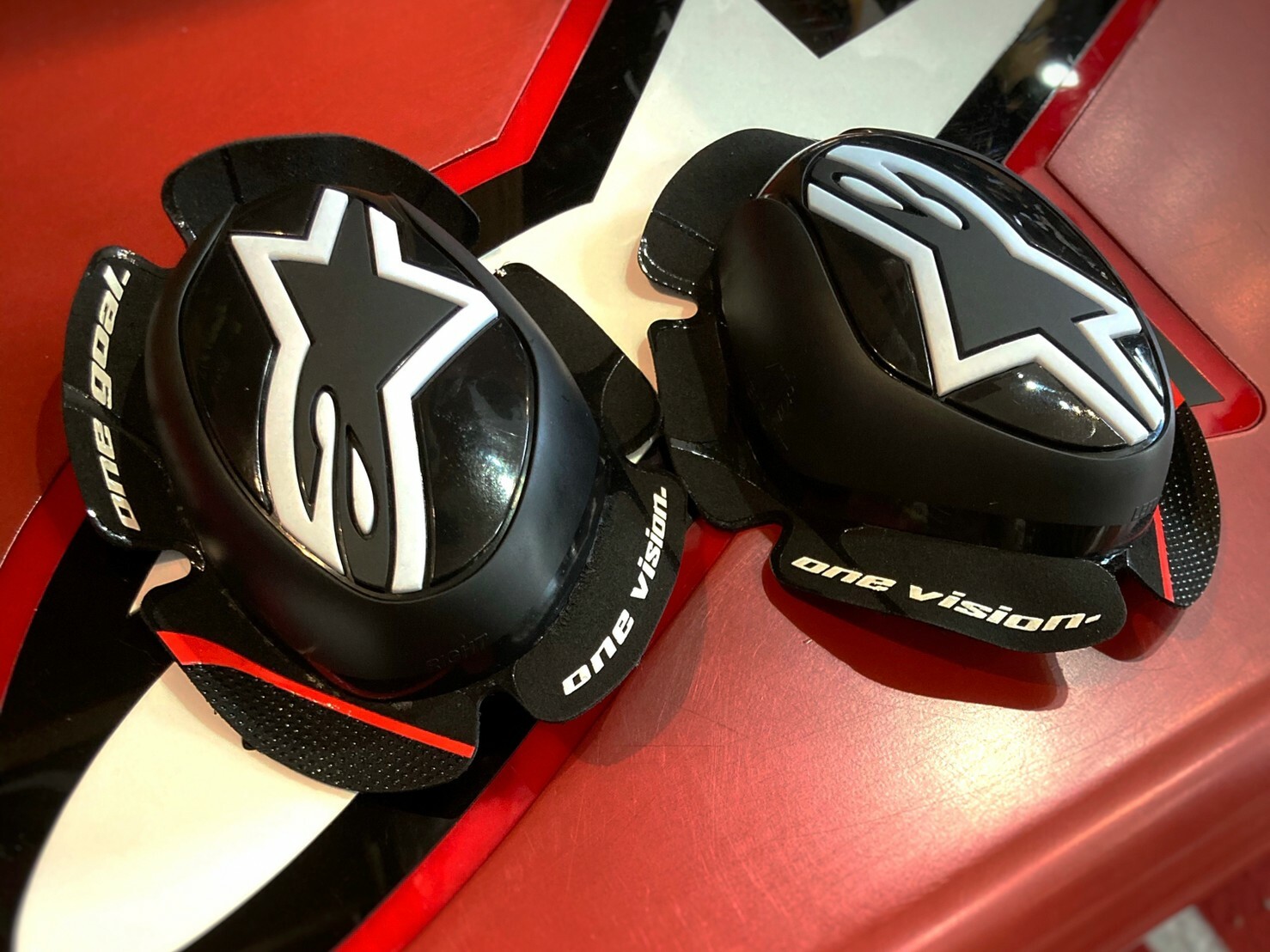 ALPINSTARS GP PRO KNEE SLIDERS 滑塊