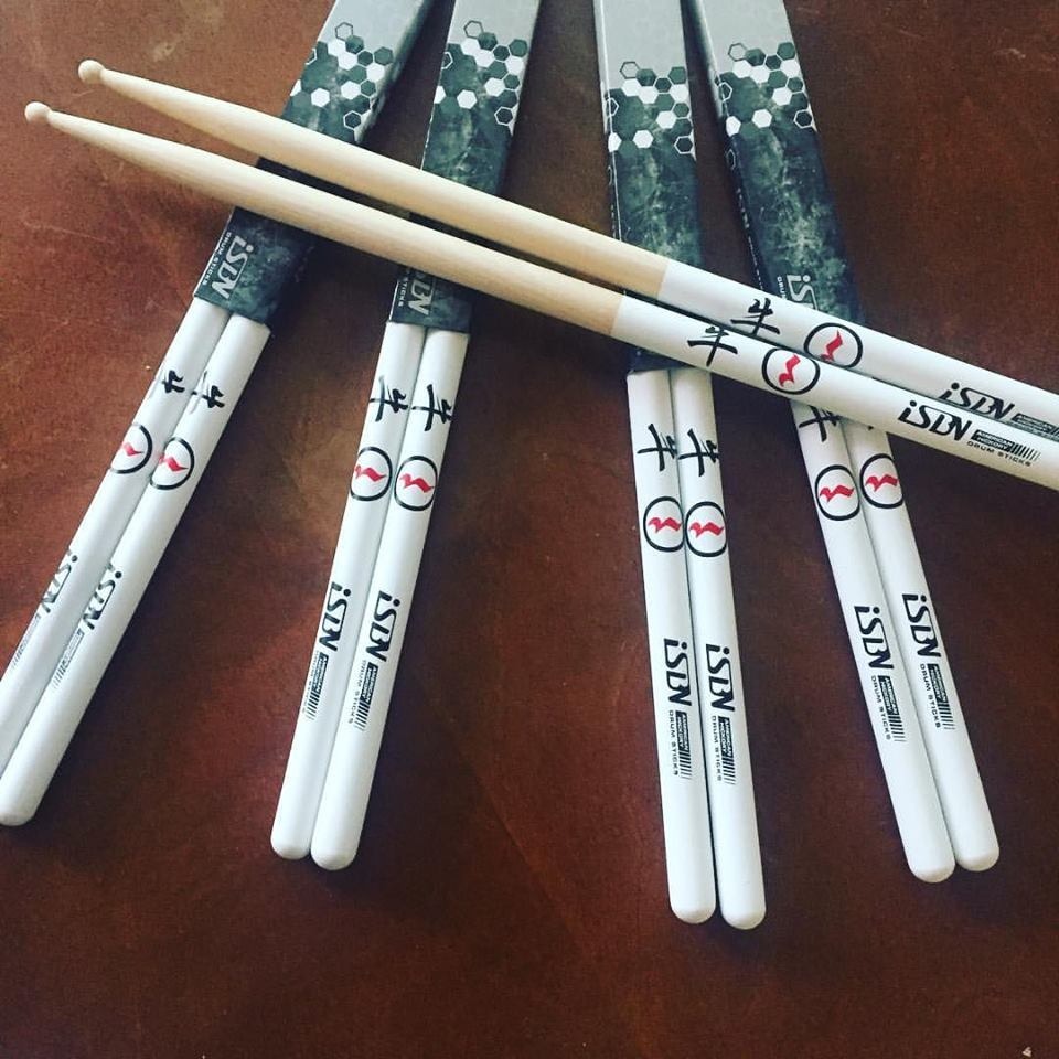 ISBN ISBN i-3S1 5A Drumsticks 濁水溪公社 阿牛胡湞筌簽名 防滑鼓棒 — 三峽鼓 / 打擊｜YA! 玩音樂