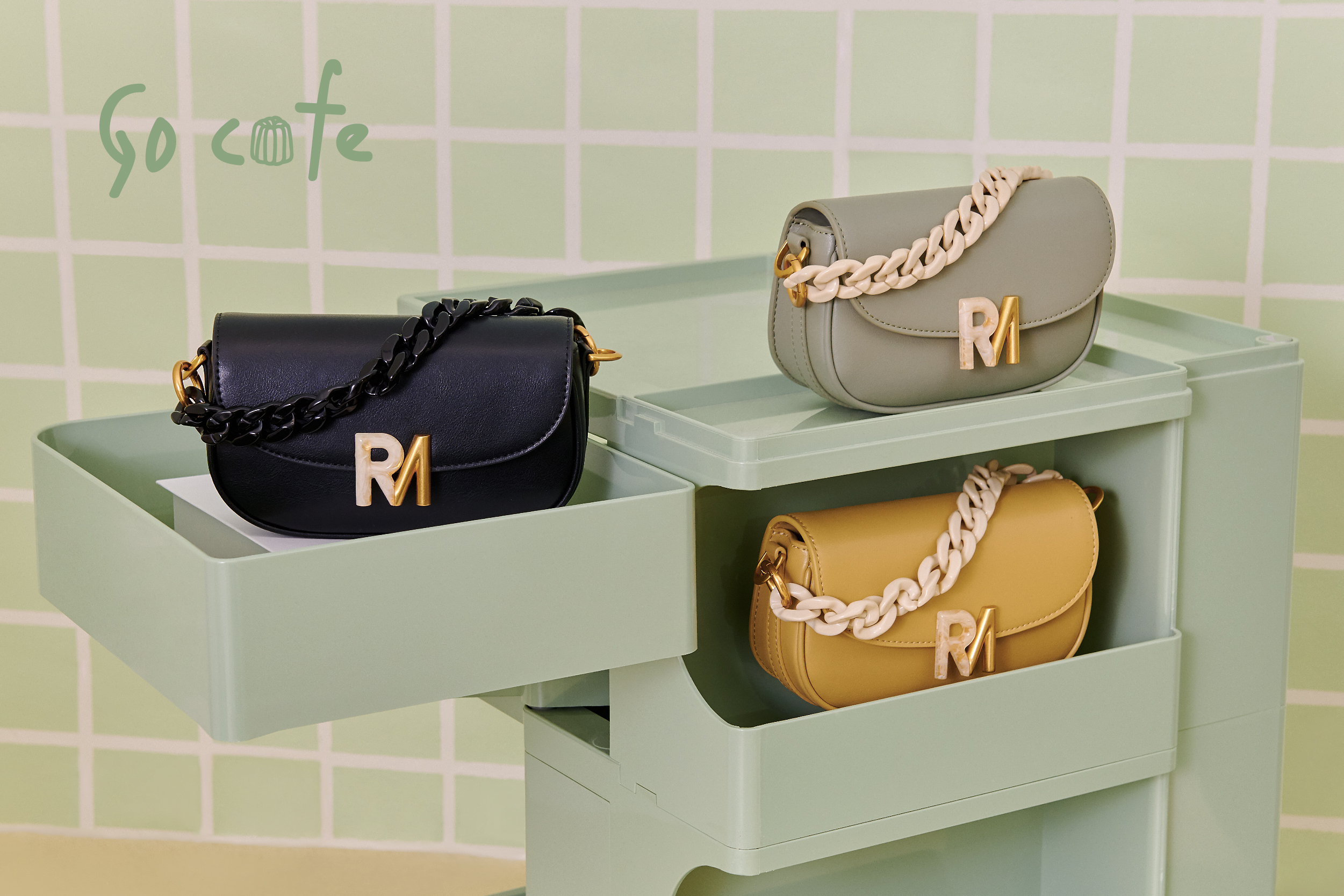 可以輕鬆放入手機、卡夾、簡單補妝用品等