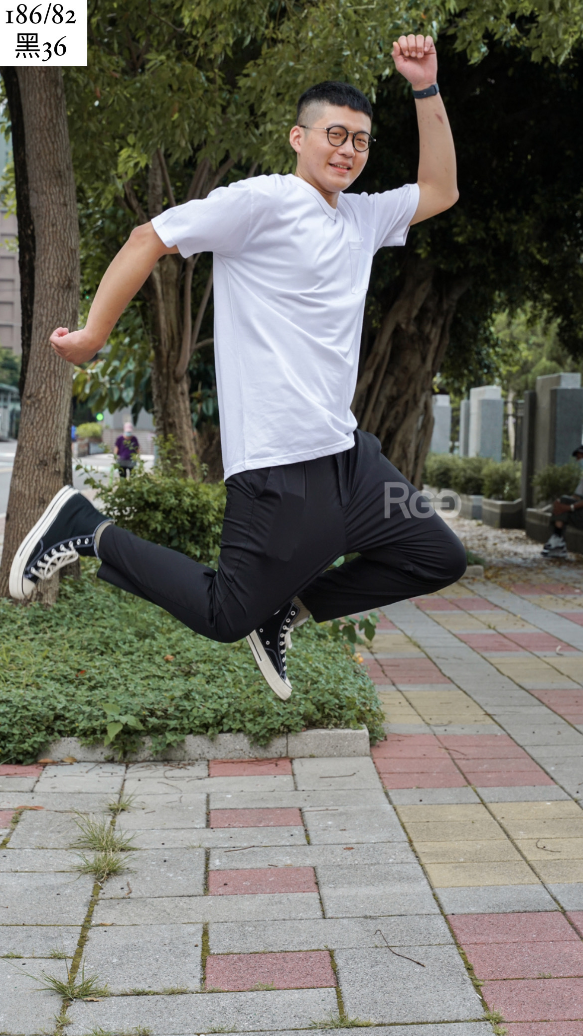 跳跳虎褲黑色男模跳高展現材質彈性照