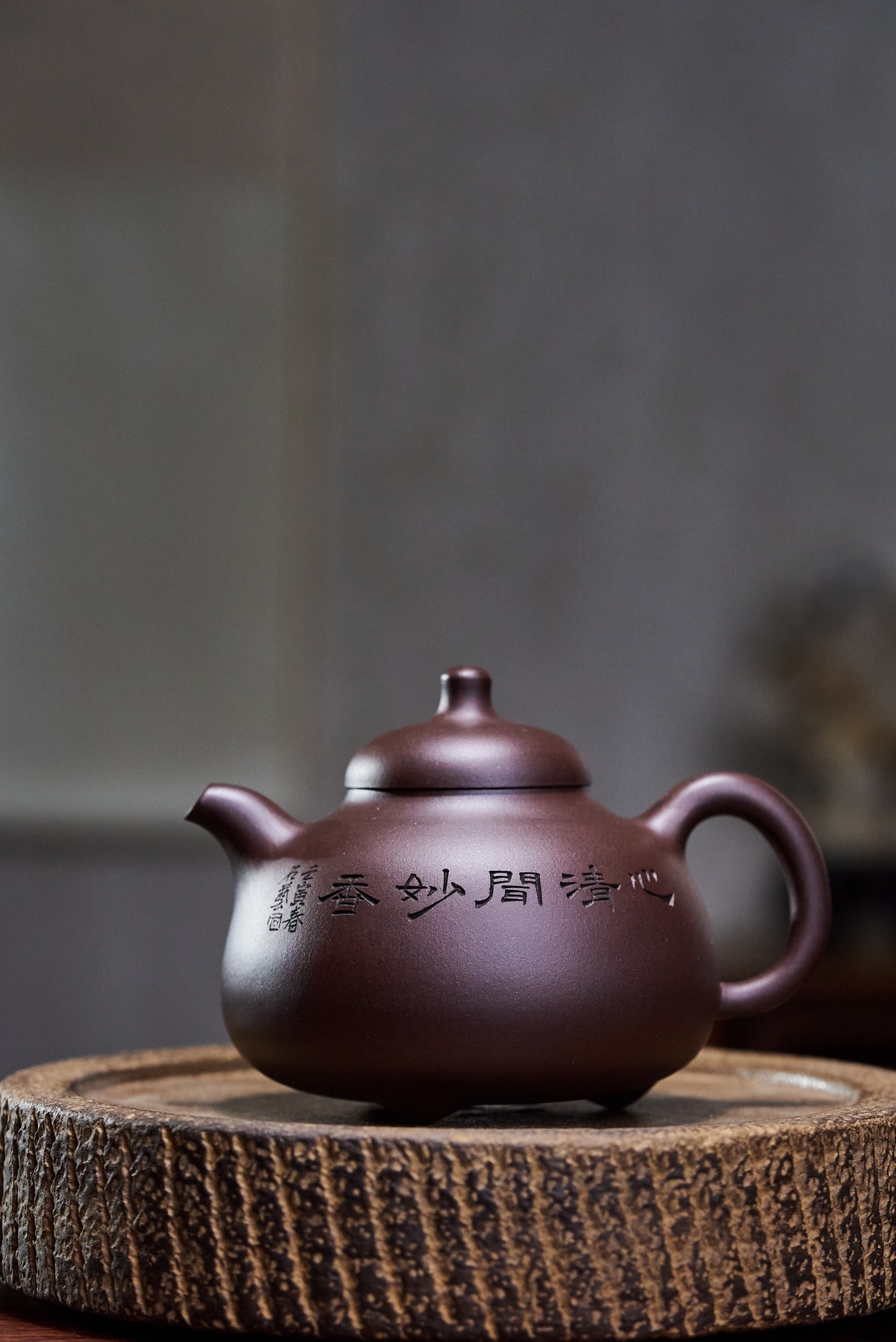 【三足乳鼎】--壺鈕圓潤嬌俏，壺把壺鈕設計典雅別緻 ，耳把蓄勢而起，雄健嚴謹