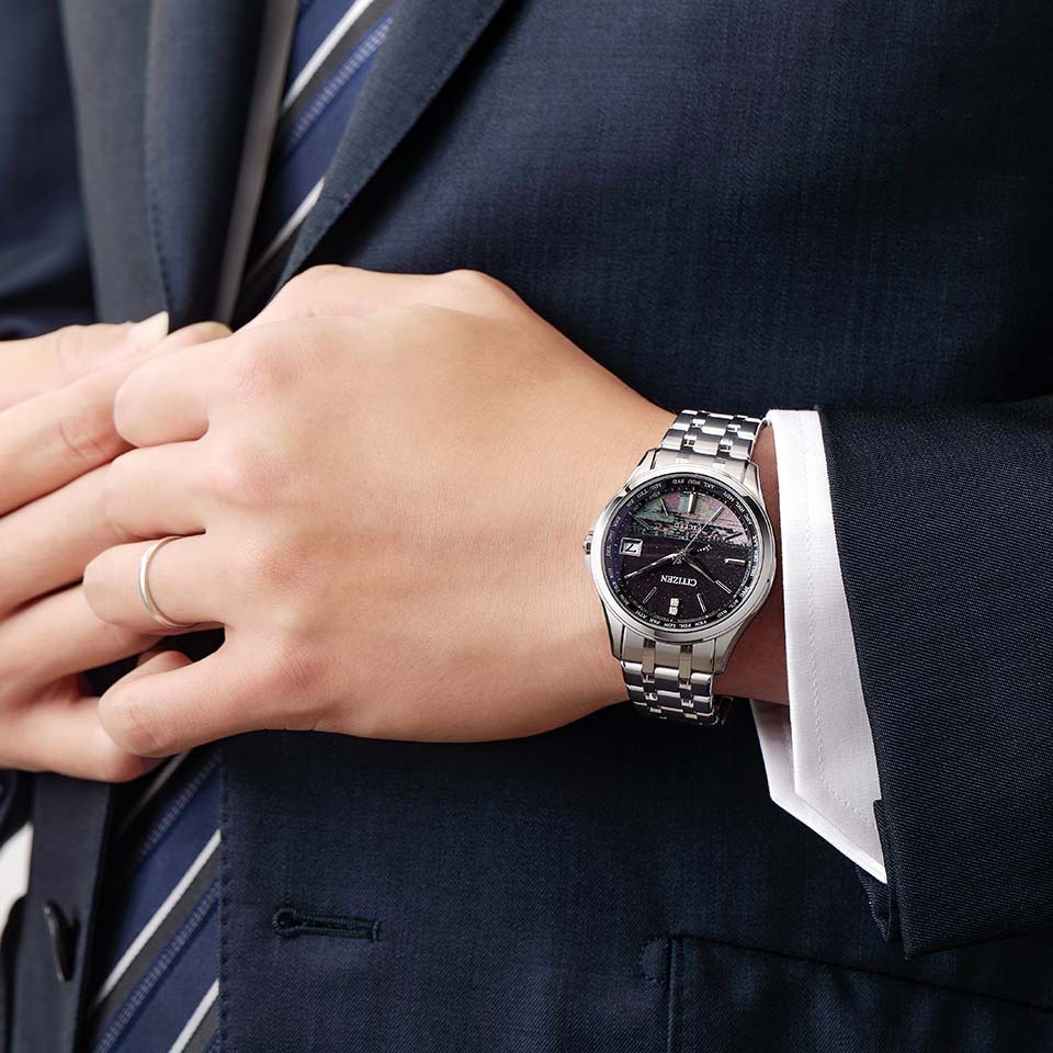 萬年鐘錶 - Citizen 星辰錶  EXCEED系列 冬夜流星面盤鈦金屬光動能電波萬年曆男錶 CB1080-52F 錶徑38MM