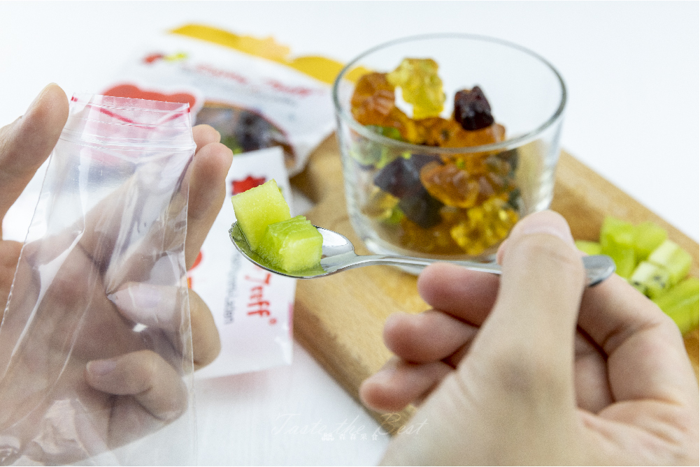 小熊軟糖冰品步驟3 |將奇異果與德國派對熊小熊軟糖放入食品級夾鏈袋中。