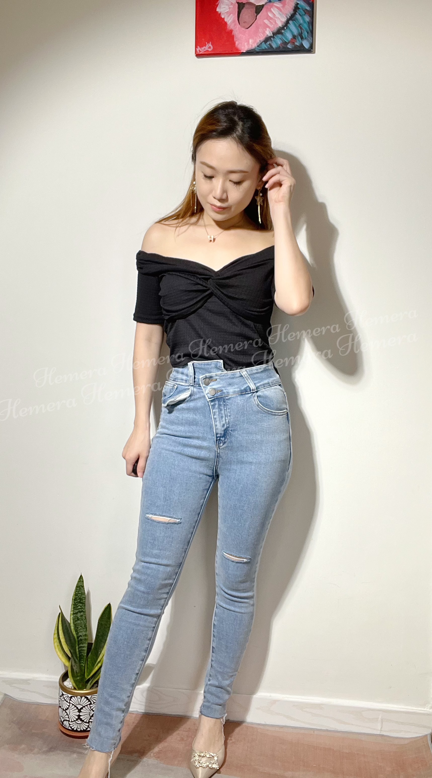 In stock:  Off-Shoulder Top TP22S0701