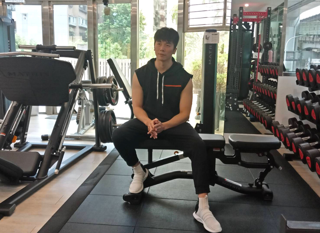 健身教練坐在健身房裡接受訪談