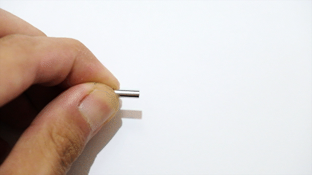 1. 皮繩金屬釦下壓後旋轉即可開啟。2. 水滴扣旋轉開啟。