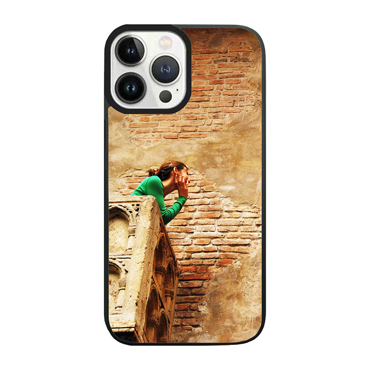 可愛的小女孩倚靠在露台